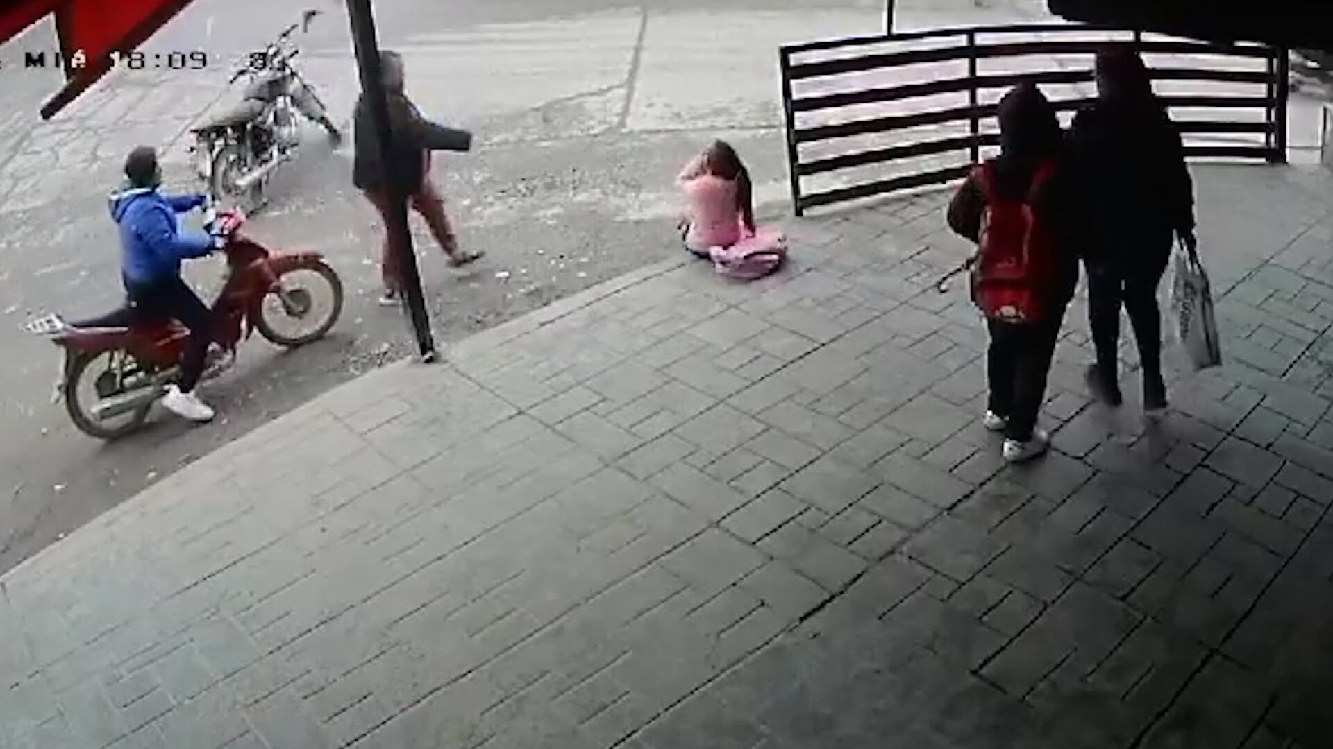 Imagen impactante: una cámara grabó el momento en el que una moto atropelló a una niña en Tucumán