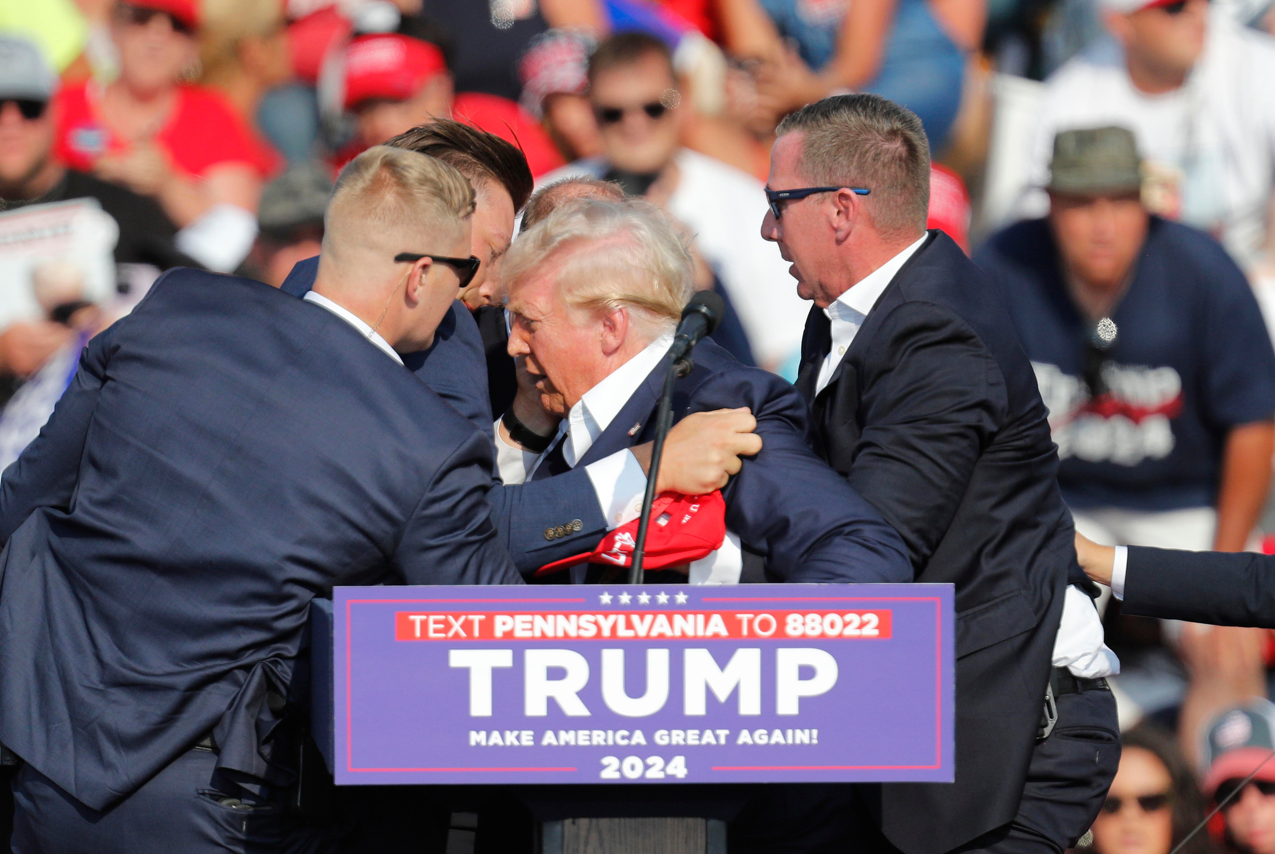 El 13 de julio en Pensilvania un hombre armado con un arma de estilo AR subió a un tejado sin vigilancia y disparó varias veces en un mitin de campaña de Trump. (EFE/EPA/David Maxwell)