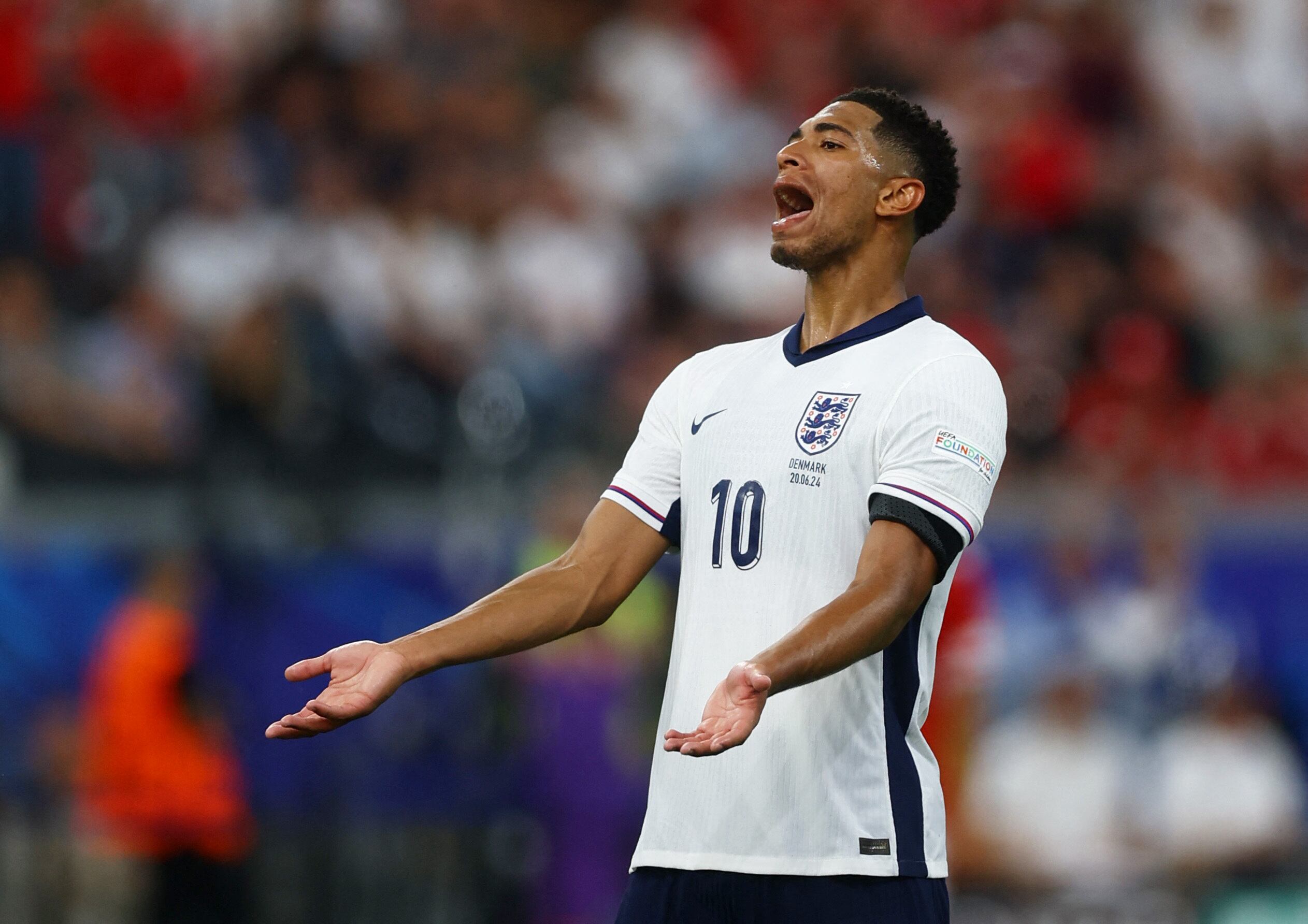 Jude Bellingham no oculta su frustración. La estrella de la selección inglesa no tuvo su mejor partido ante Dinamarca (REUTERS/Lee Smith)