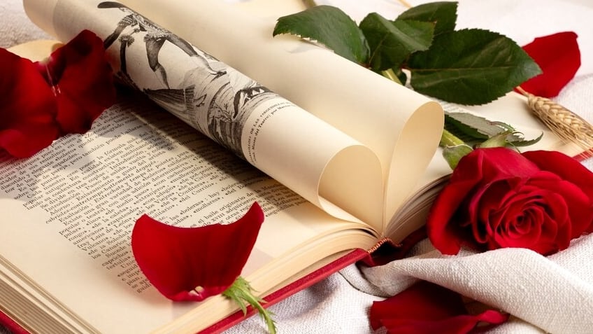 Libro con hojas en forma de corazón y rosas rojas - Frases y poemas de San Valentín (Freepik)