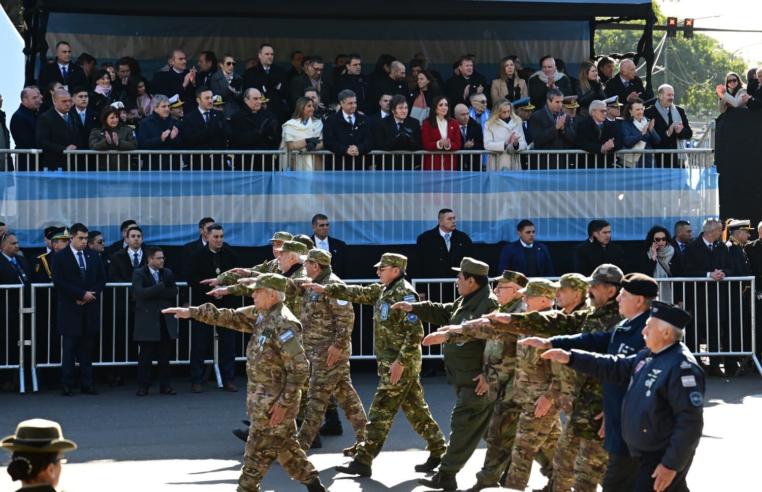 Desfile militar por el 9 de Julio