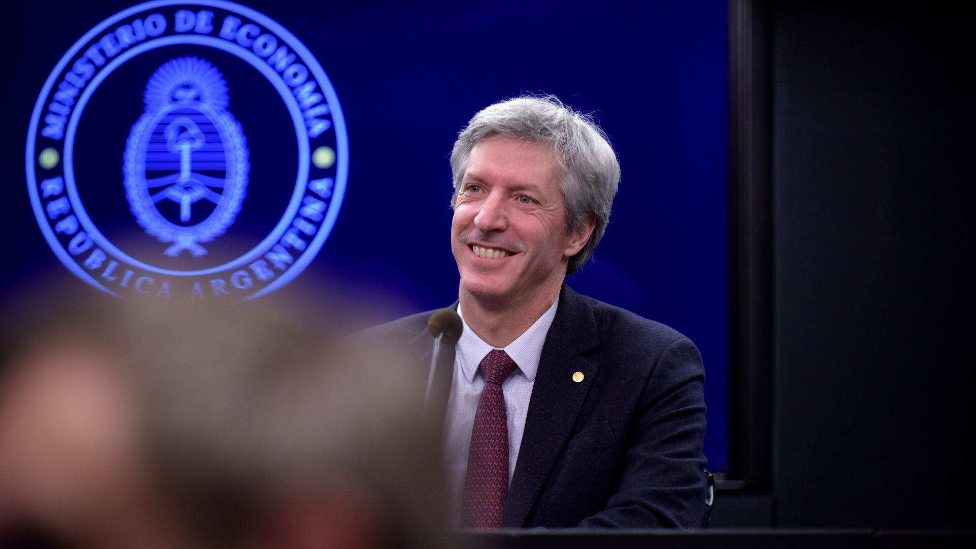 El ministro de Economía, Luis Caputo, y el presidente del Banco Central, Santiago Bausili