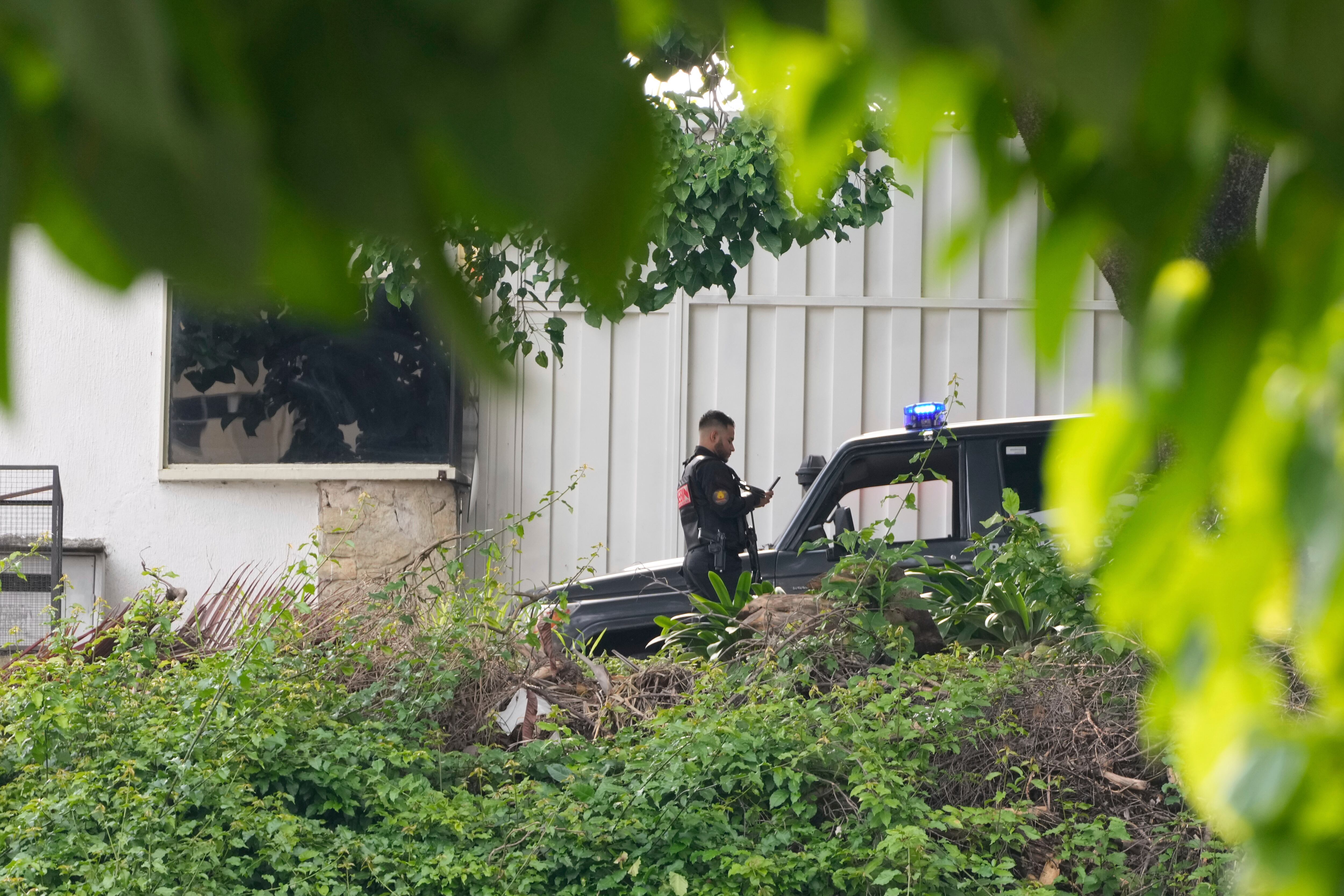 La policía venezolana asedió el sábado la embajada de Argentina en Caracas, Venezuela. (Foto AP/Ariana Cubillos)