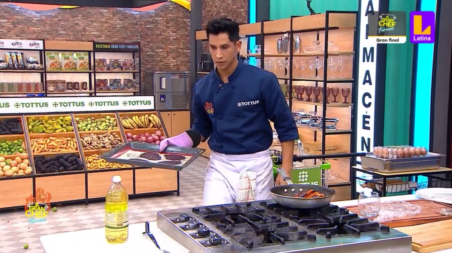 Santiago Suárez cocina a su estilo.