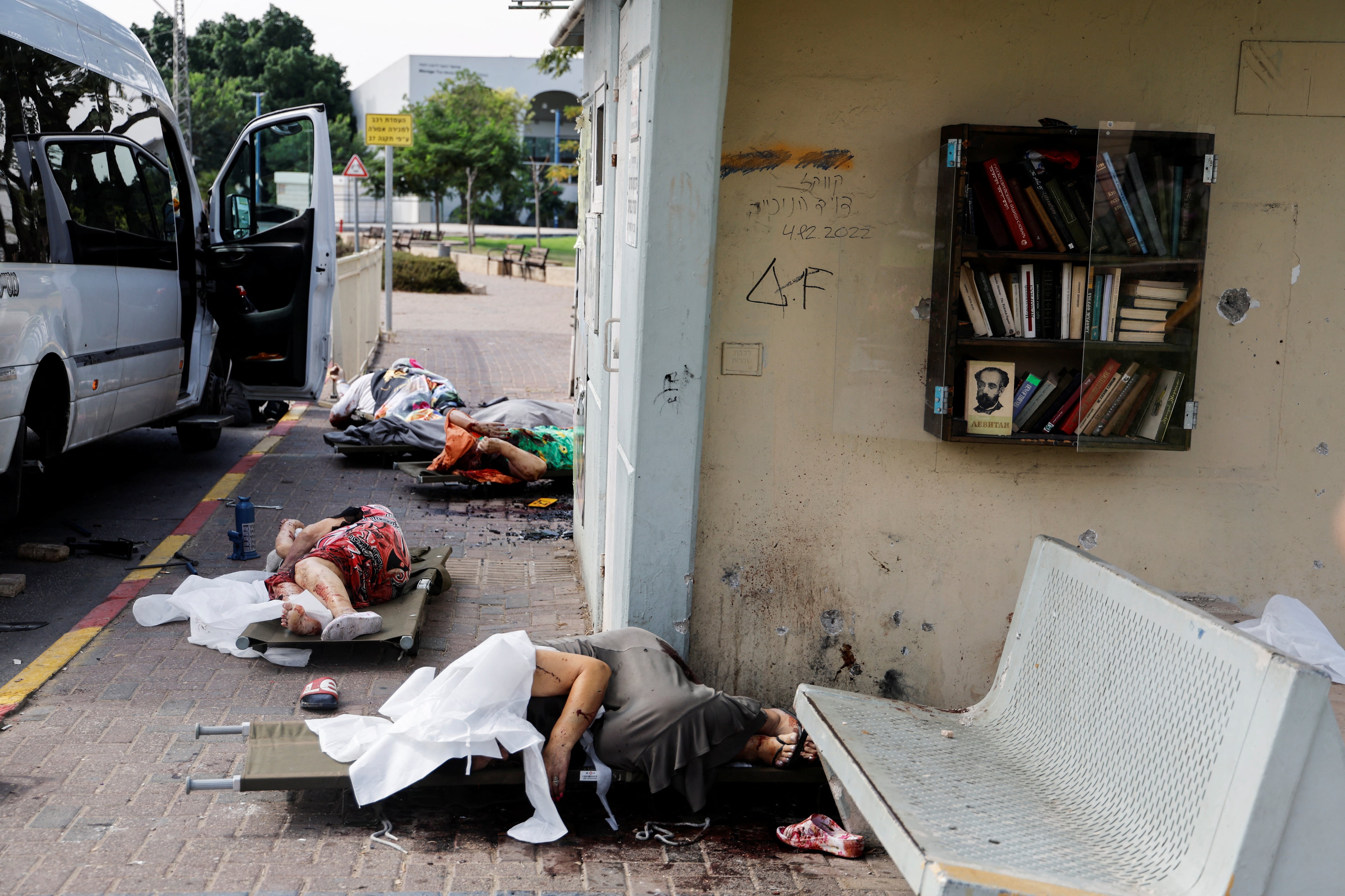 Los cuerpos de personas, algunos de ellos ancianos, yacen en una calle después de ser asesinados durante la infiltración masiva de terroristas palestinos desde la Franja de Gaza, en Sderot, sur de Israel