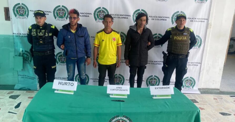 La Policía de Bogotá capturó a tres hombres, criminales del Tren de Aragua, por el delito de extorsión. Los delincuentes se encontraban atracando a un ciudadano, a quien tenían amarrado dentro un bicitaxi de propiedad de la víctima - crédito Policía Metropolitana de Bogotá