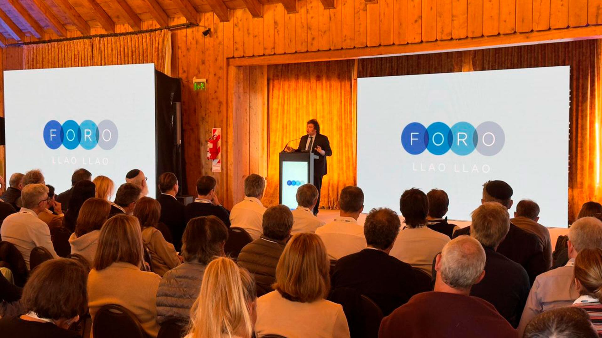 Javier Milei expone en el foro de empresarios del Llao Llao que se realiza en Bariloche