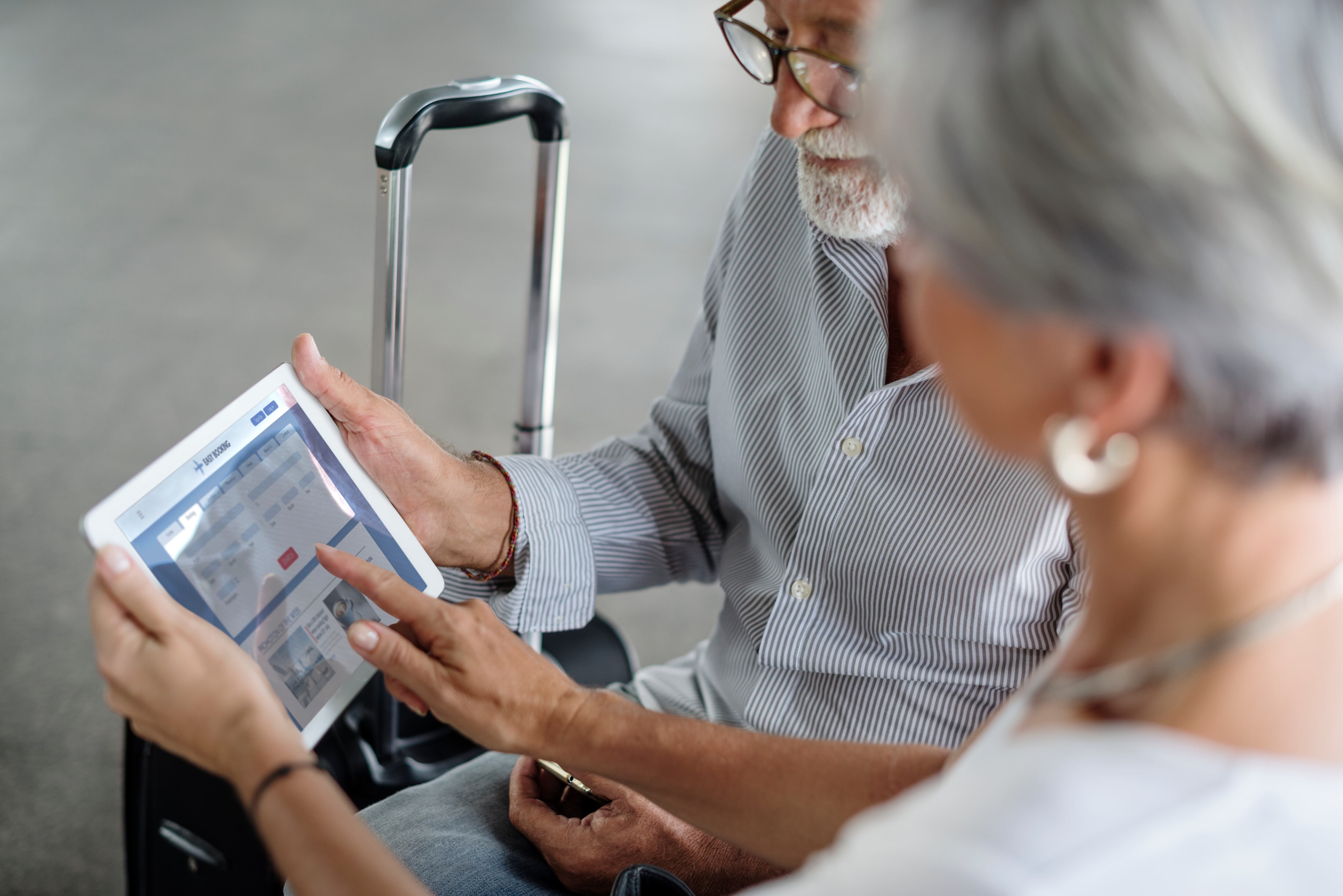 Cuidado al reservar los viajes del Imserso: estas son las estafas comunes en las que caen los jubilados