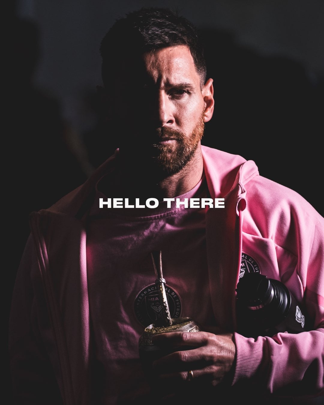 Lionel Messi con el mate y la ropa del Inter Miami. Esta noche regresa Leo (@InterMiamiCF)