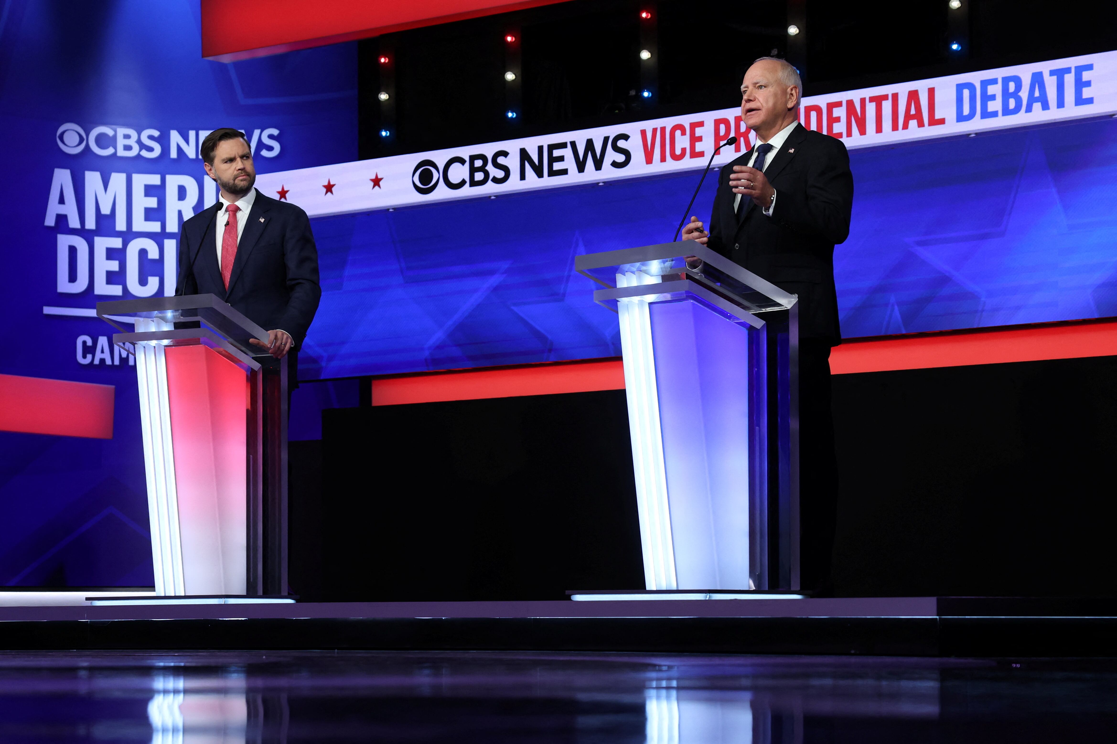 Tim Walz y JD Vance en el debate vicepresidencial (REUTERS/Mike Segar)