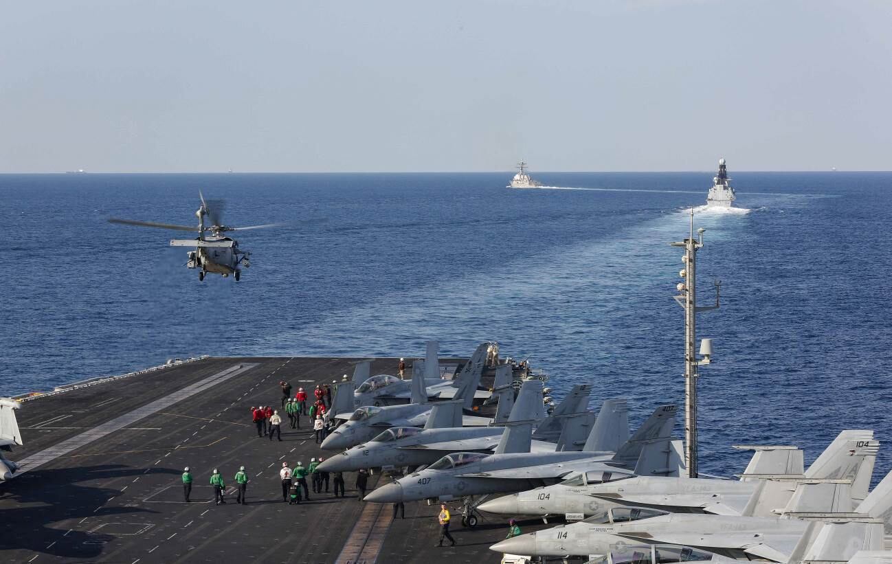 Un helicóptero MH-60S Sea Hawk de los "Nightdippers" del Escuadrón 5 de Helicópteros de Combate Marítimo despega de la cubierta de vuelo del portaaviones USS Abraham Lincoln (Stephanie Contreras/U.S. Navy/Reuters)