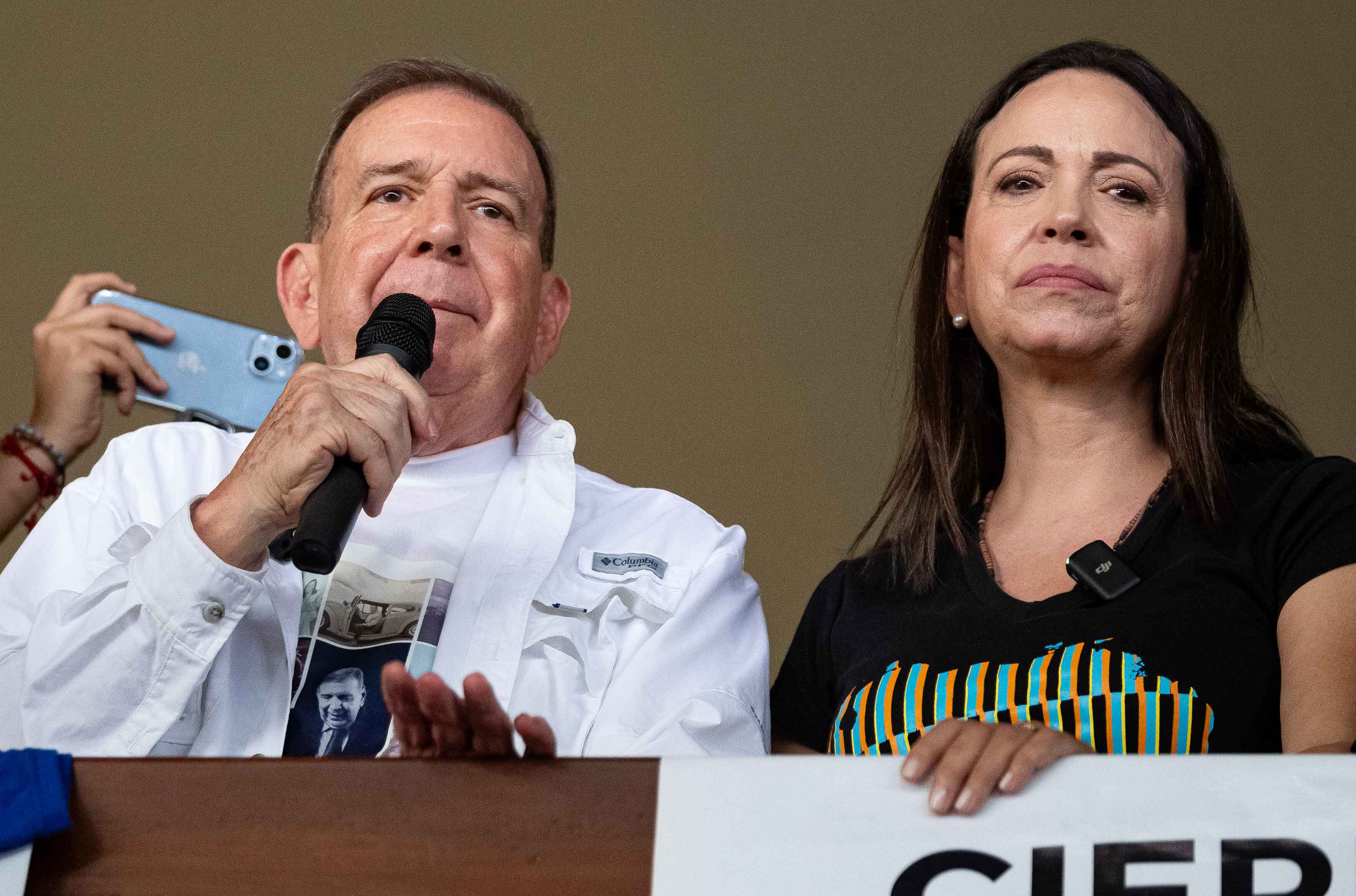 Fotografía de archivo del candidato a la Presidencia de Venezuela, Edmundo González, habla junto a la líder opositora María Corina Machado durante un acto de campaña. EFE/ Ronald Peña R.
