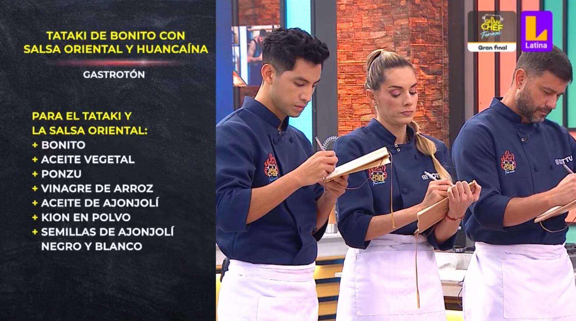 Finalistas hacen apuntes para la gastrotón.