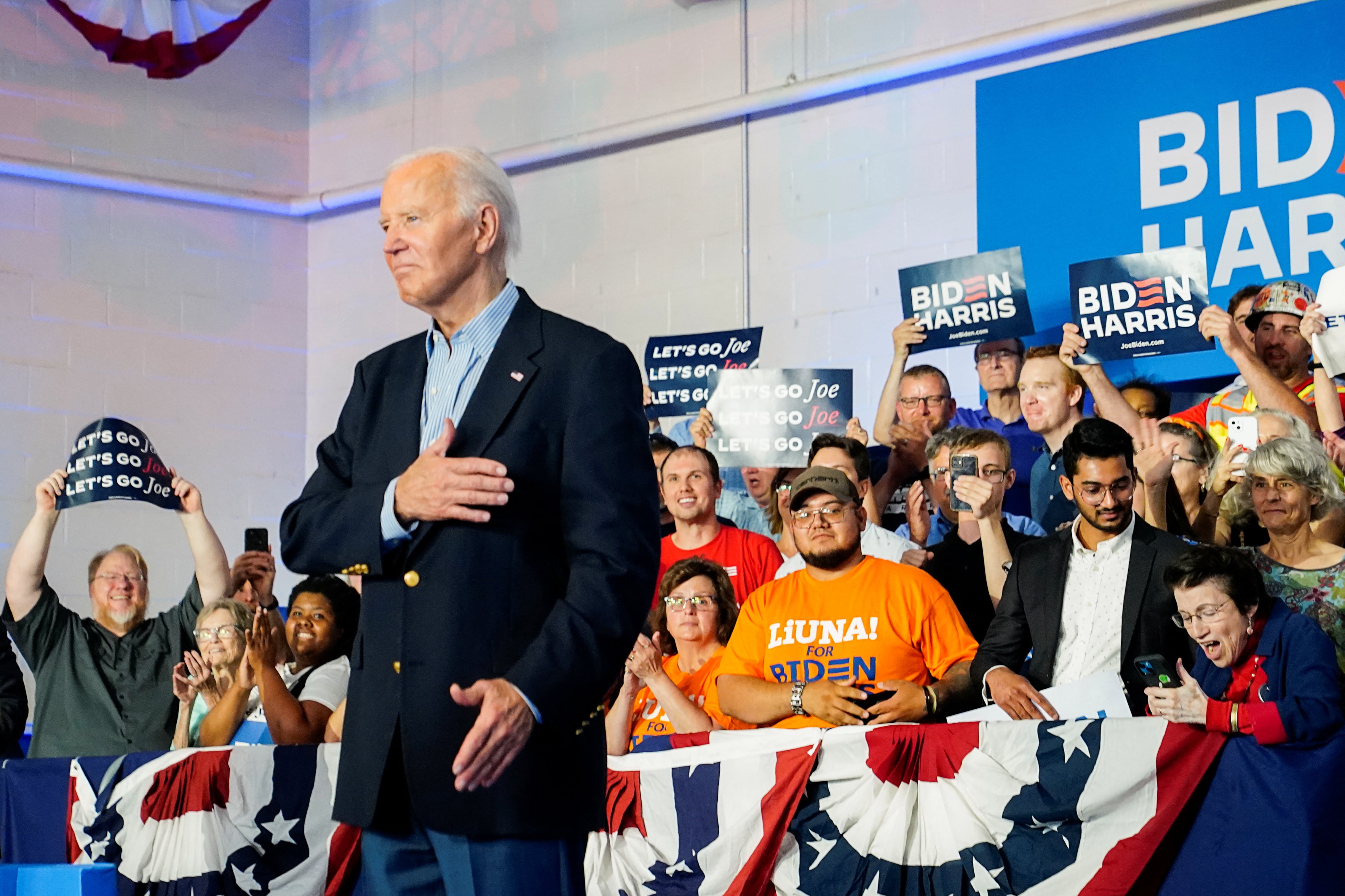 Cientos de personas se acercaron a una escuela en Madison, Wisconsin, para demostrar su apoyo a Biden (REUTERS)