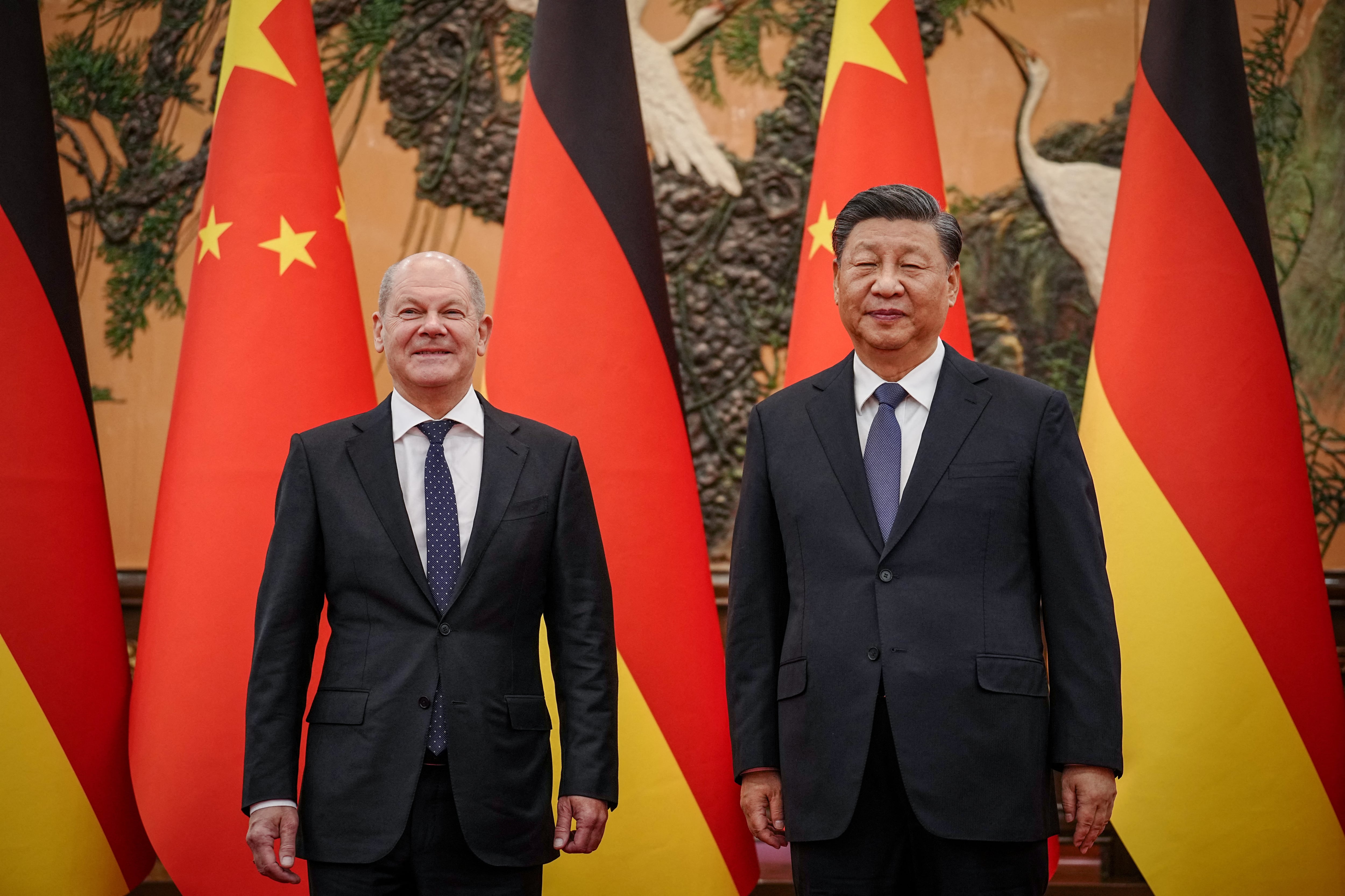 El canciller alemán, Olaf Scholz; junto al presidente de China, Xi Jinping; en un encuentro en Beijing en 2022 (Kay Nietfeld/Pool via REUTERS/Archivo)