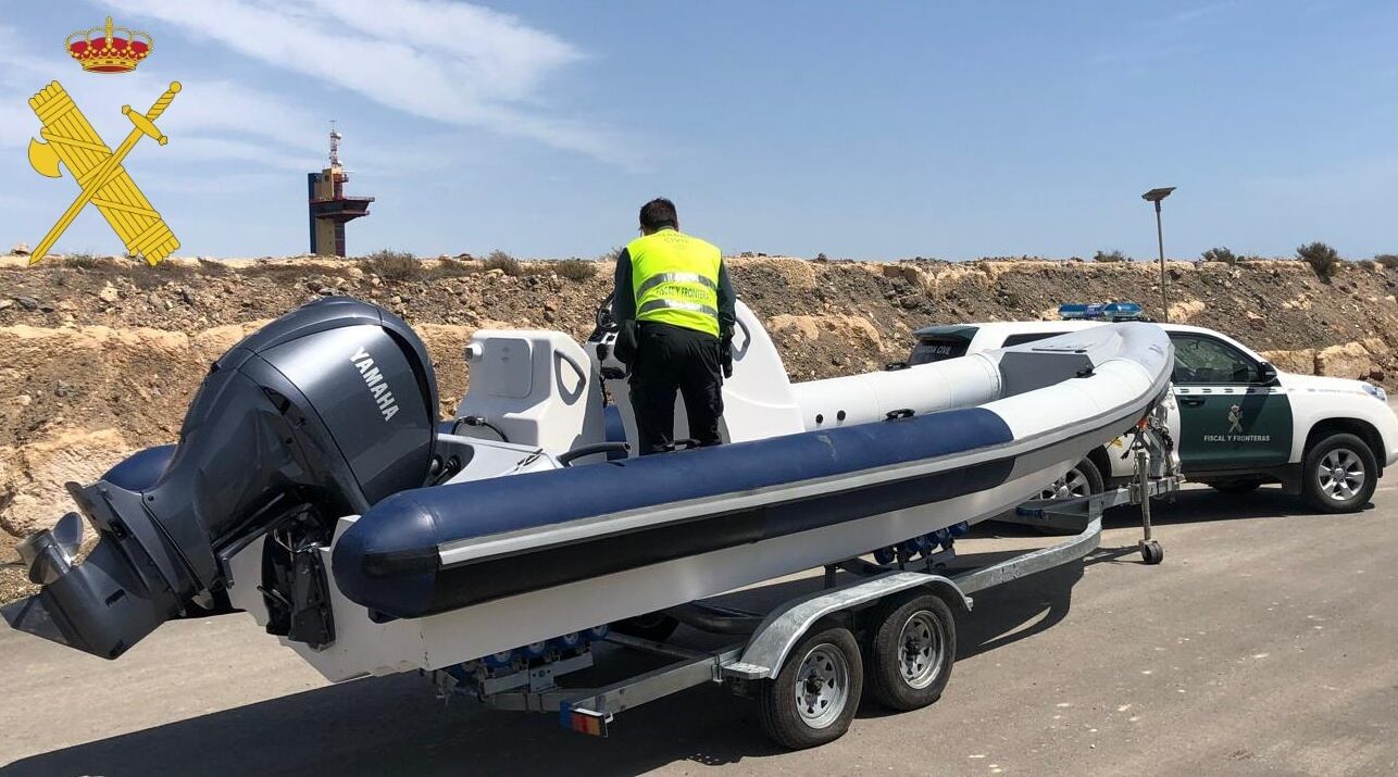 Transporte de una narcolancha intervenida por la Guardia Civil en Almería