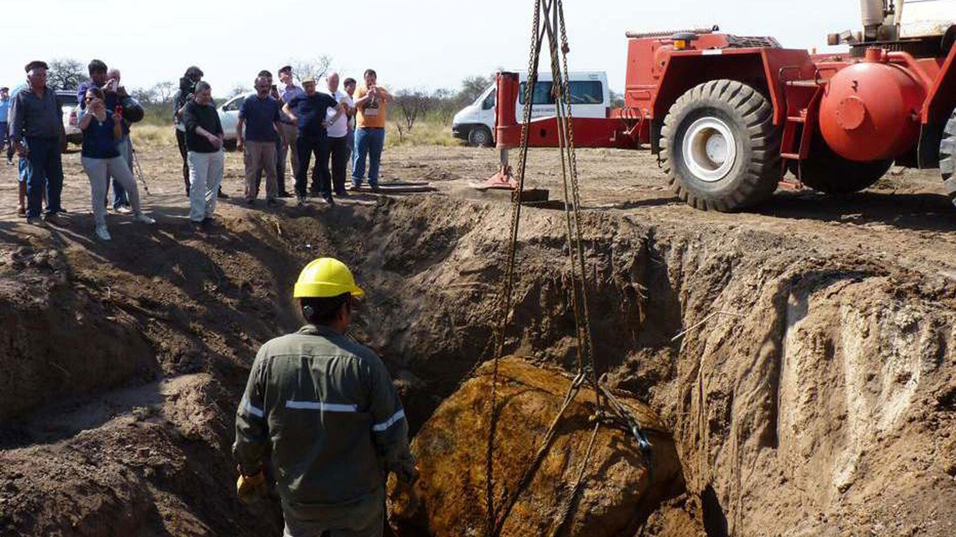 La extracción del último gran meteorito encontrado en Campo del Cielo (Télam)