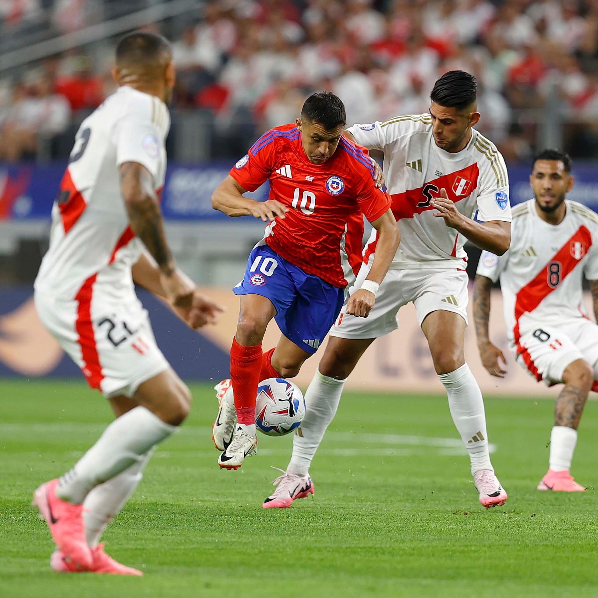 Carlos Zambrano sostuvo un duelo aparte con Alexis Sánchez en el Perú vs Chile por Copa América 2024.