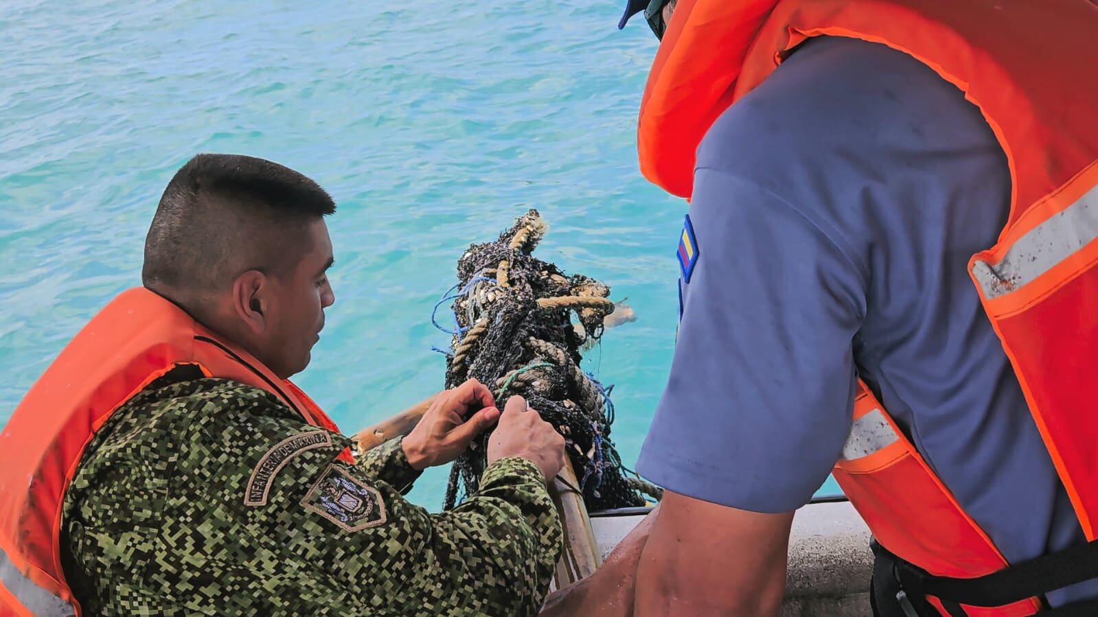 La tortuga se encontraba varios días atrapada en la red de pesca - crédito @FNP_ArmadaCol/X