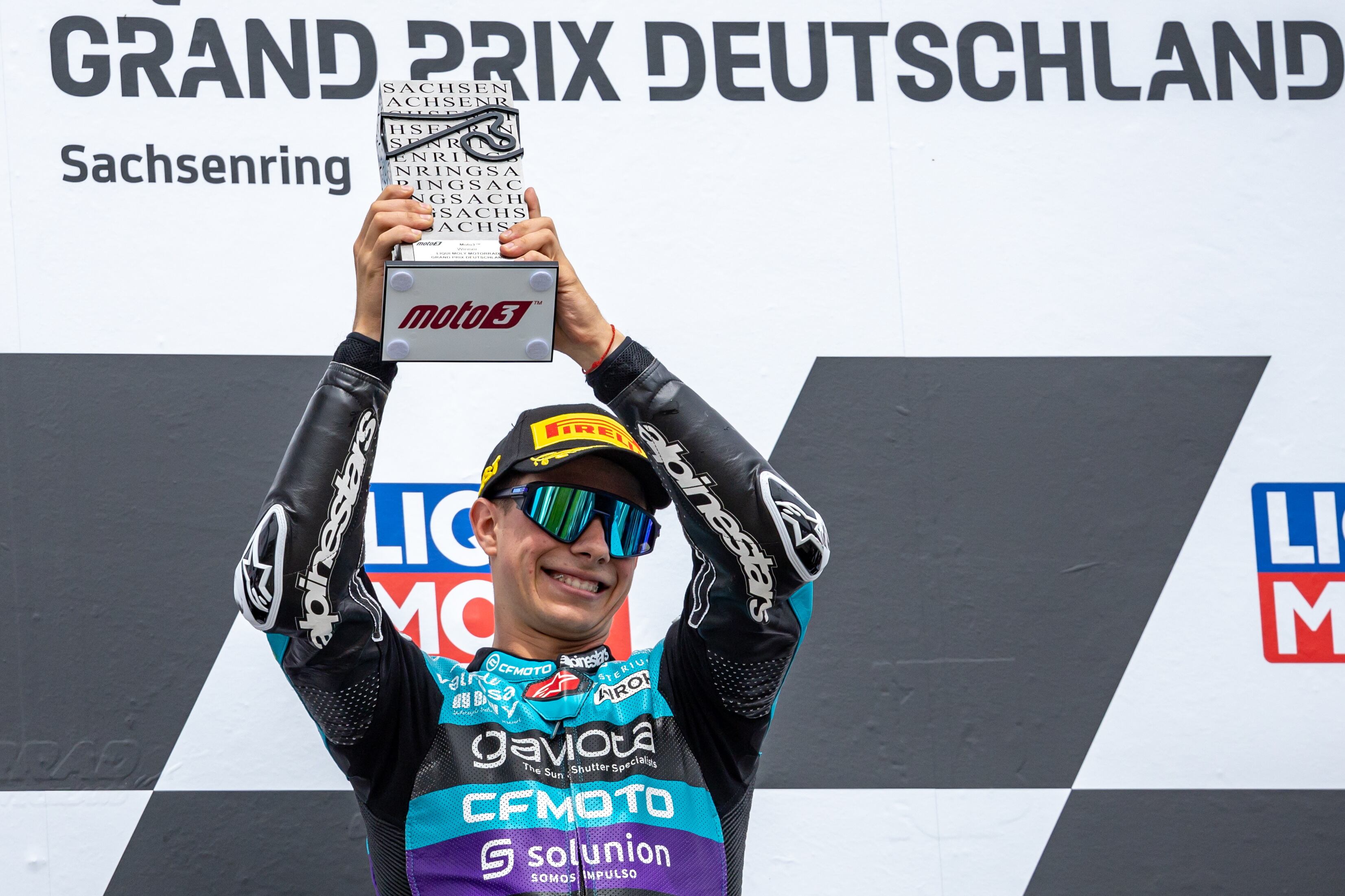 El piloto colombiano David Alonso, celebra su victoria en la carrera de Moto3 en Alemania - crédito EFE/EPA/MARTIN DIVISEK
