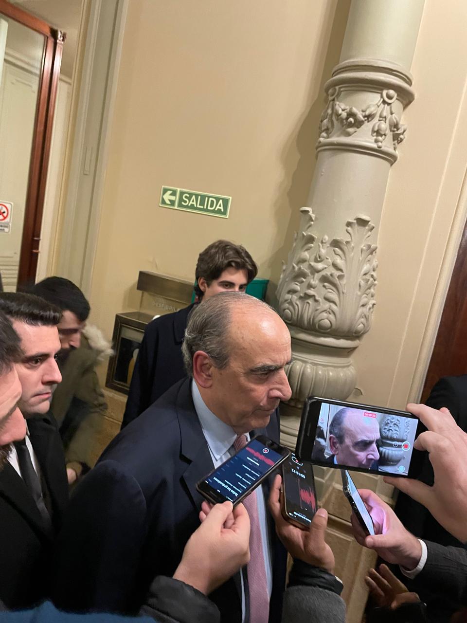 Guillermo Francos con la prensa en la Cámara de Diputados