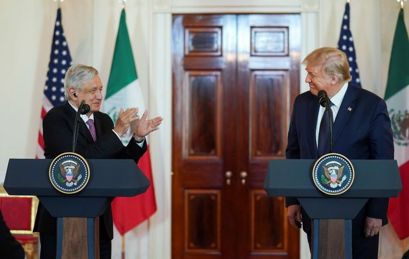 El presidente de México, Andrés Manuel López Obrador, aplaude al presidente de Estados Unidos, Donald Trump, mientras hacen declaraciones conjuntas en el Cross Hall de la Casa Blanca antes de celebrar una cena de trabajo en Washington. 8 de julio de 2020. REUTERS/Kevin Lamarque