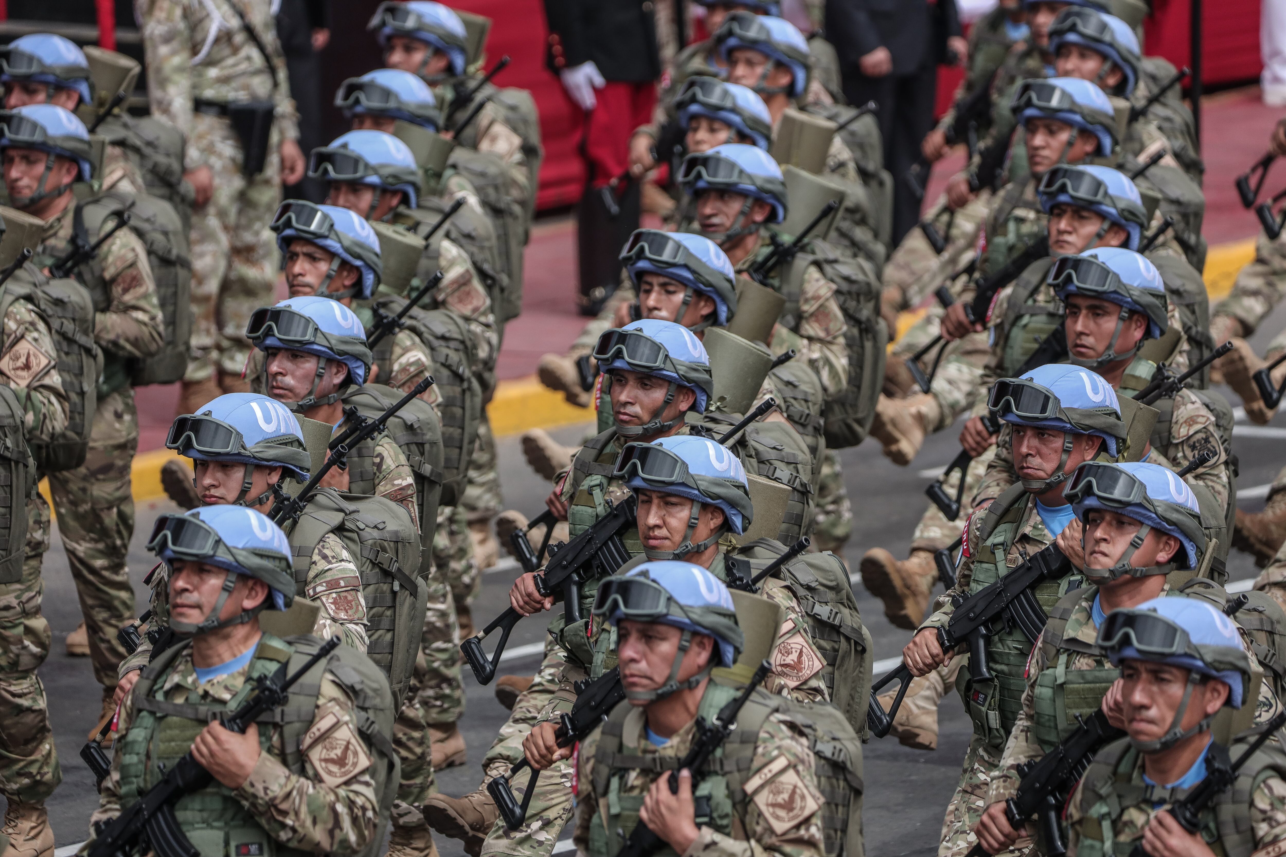 Integrantes de las fuerzas armadas participan en el desfile militar durante la conmemoración de la Independencia en Lima (Perú). EFE/Aldair Mejía
