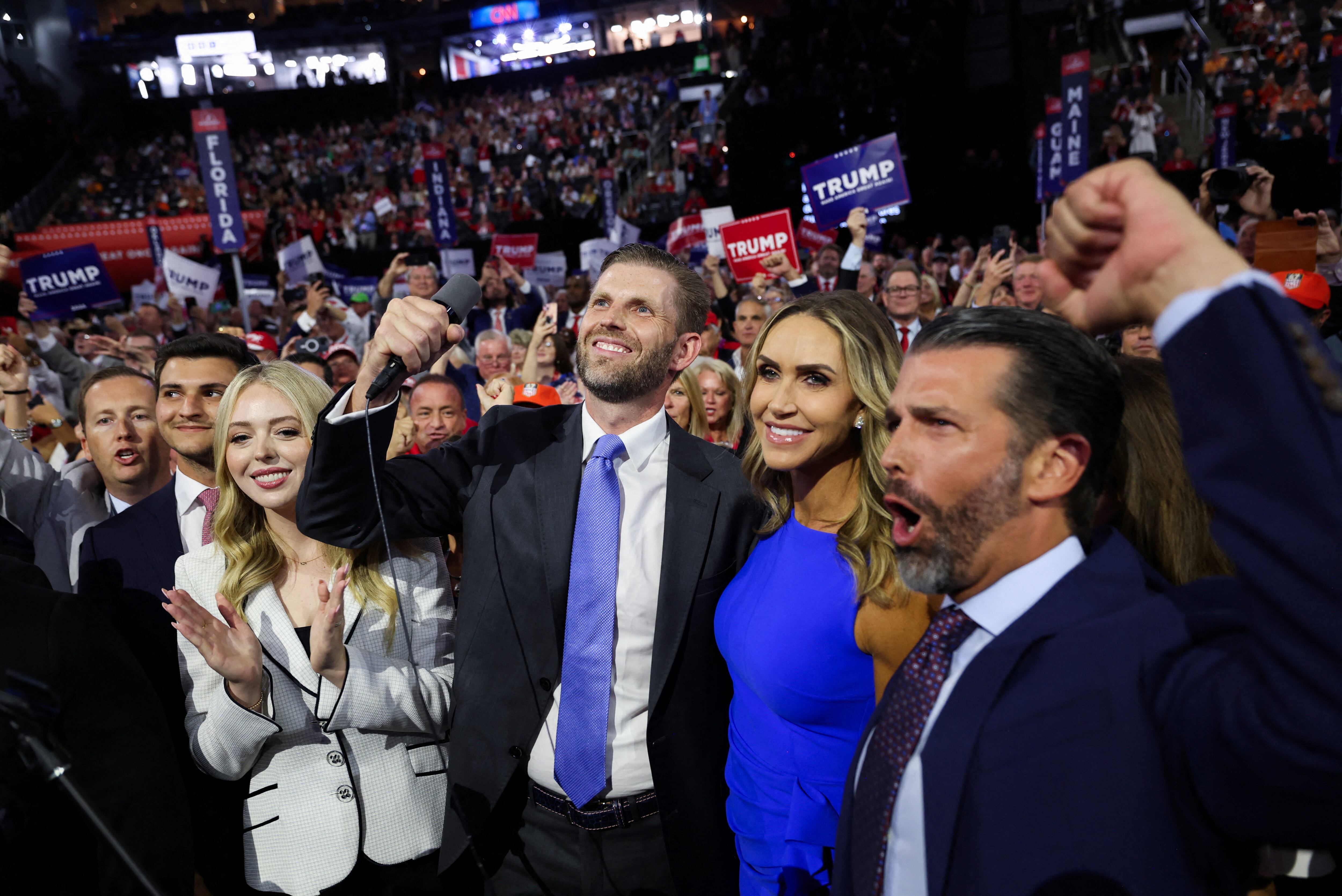 En la Convención Nacional Republicana, Lara imitó a su suegro animándola a postularse. (REUTERS/Andrew Kelly)