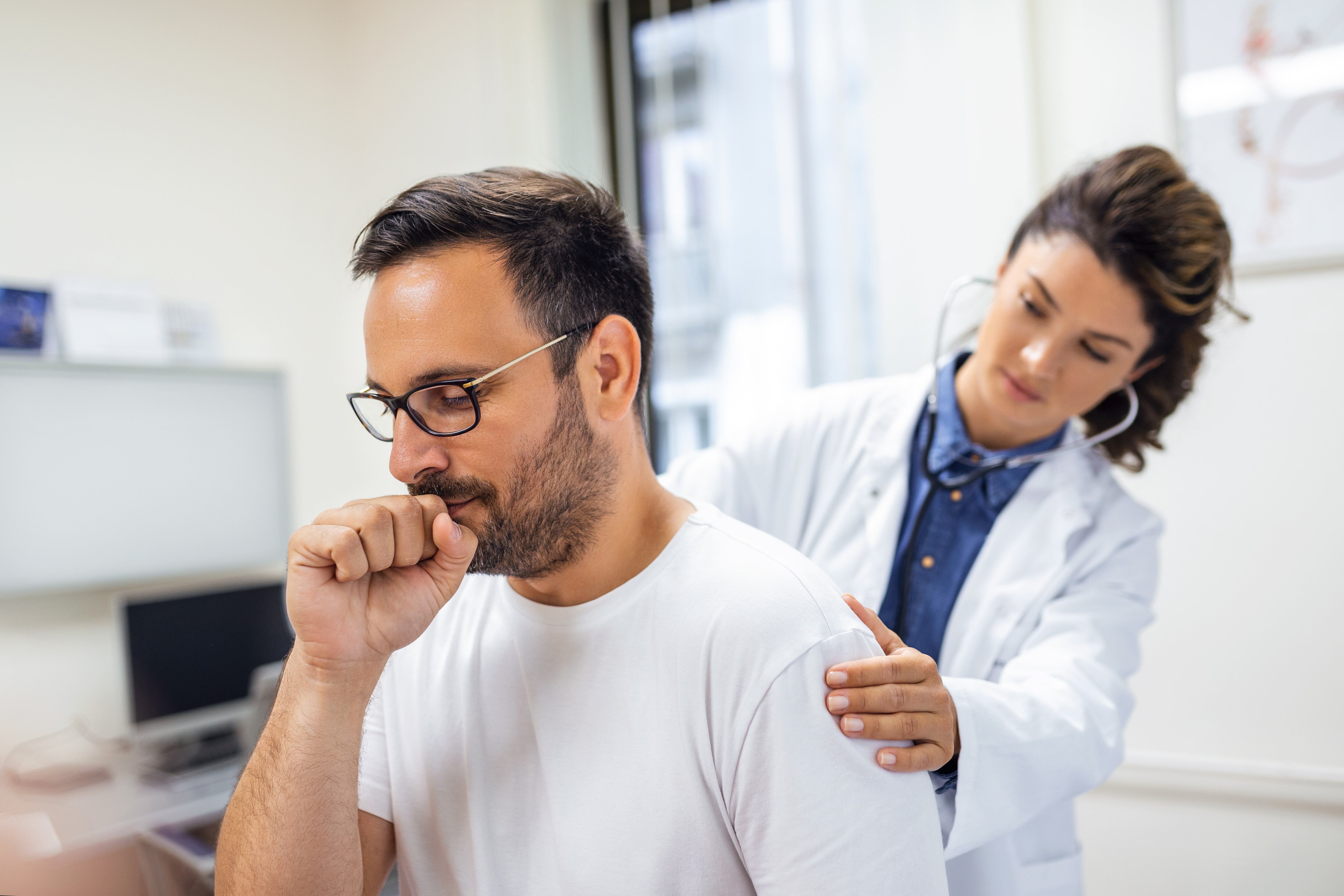 Doctora comprobando la salud pulmonar de un paciente (Freepik)