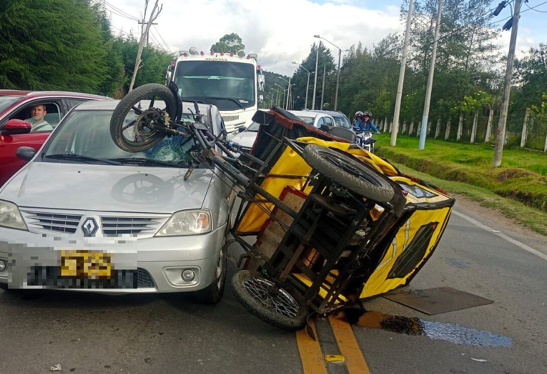 Accidente vial entre automóvil y bicitaxi en la localidad de Suba - crédito @BogotaTransito/X