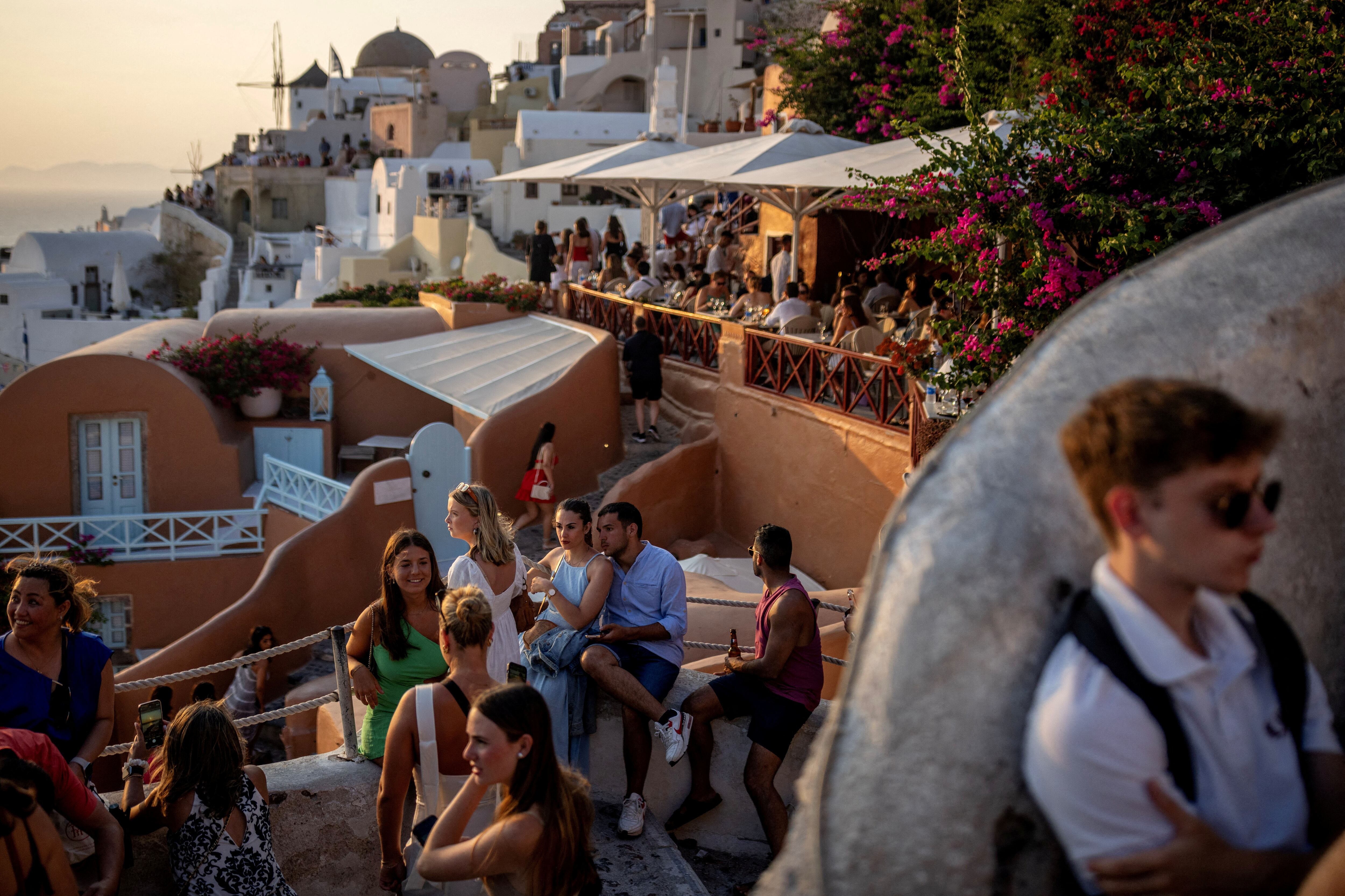 Turistas disfrutan del famoso atardecer de la isla de Santorini. REUTERS/Alkis Konstantinidis     TPX IMAGES OF THE DAY