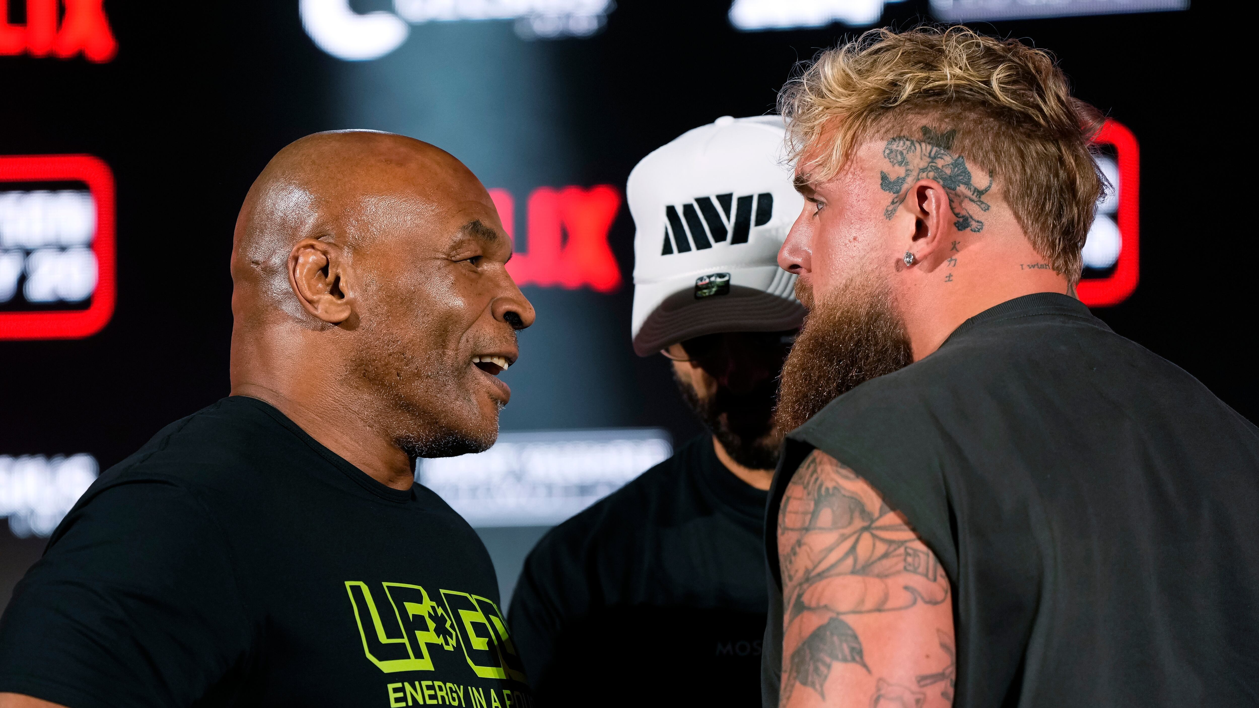 Mike Tyson y Jake Paul se encaran en una conferencia de prensa para promover su próxima pelea (AP/Sam Hodde)