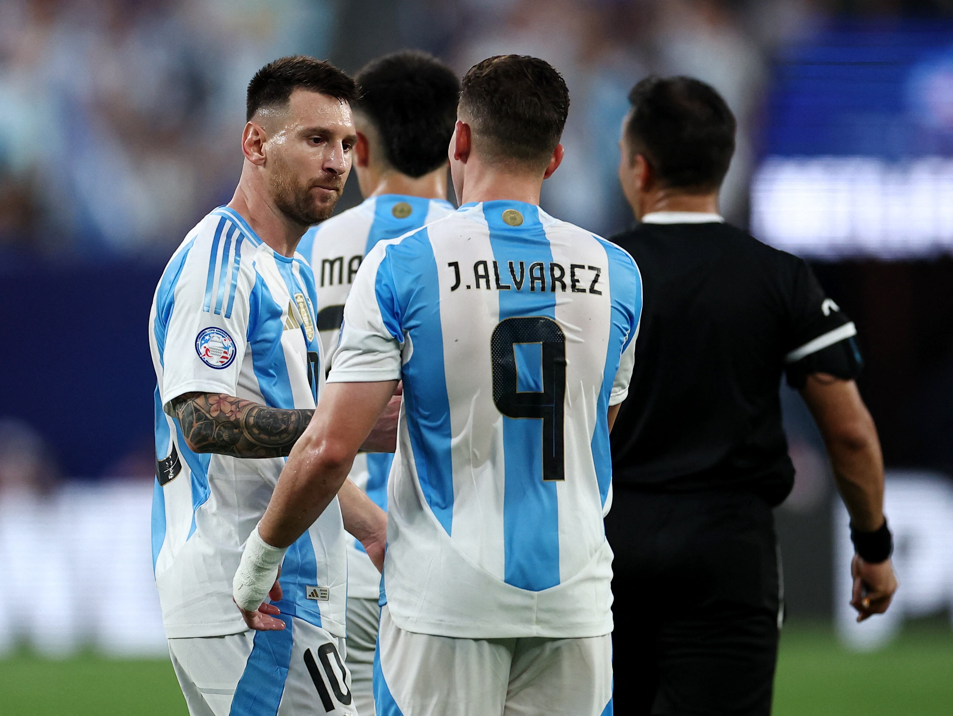 El capitán Lionel Messi felicitó a Julián Álvarez 