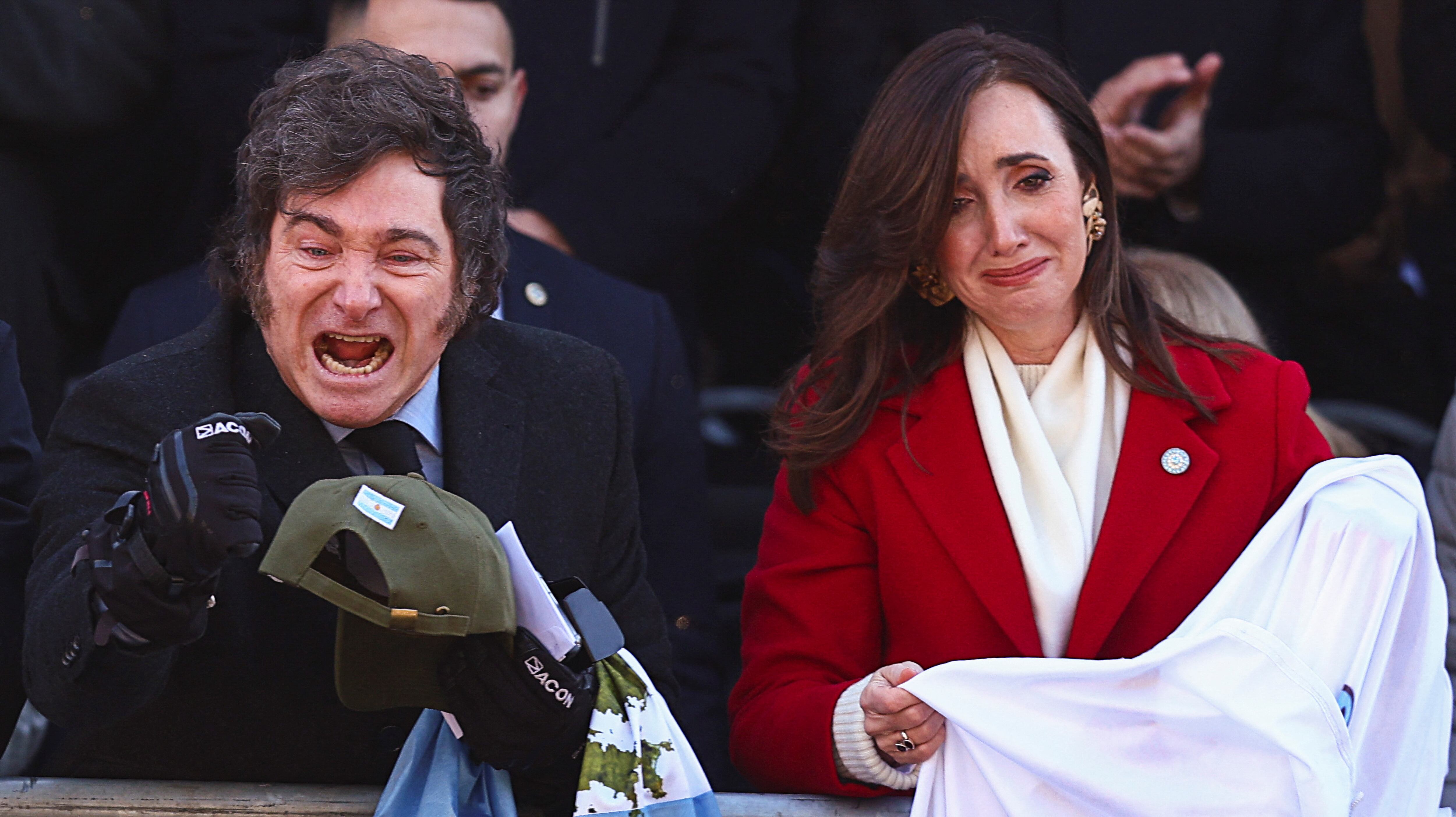 Javier Milei recibió regalos en el palco REUTERS/Matias Baglietto