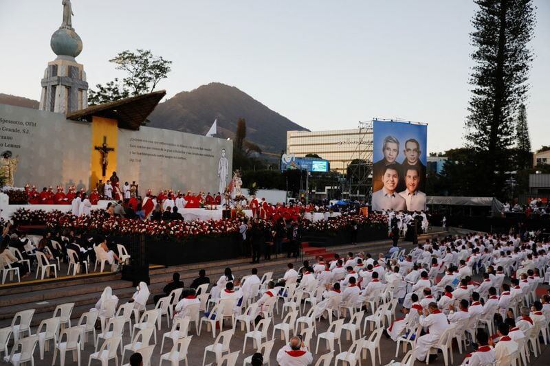 Fieles católicos y miembros del clero asisten a la ceremonia de beatificación de los sacerdotes Rutilio Grande y Cosme Spessotto y los laicos Manuel Solorzano y Nelson Lemus en la Plaza El Salvador del Mundo en San Salvador, El Salvador 22 de enero de 2022. (REUTERS/José Cabezas)