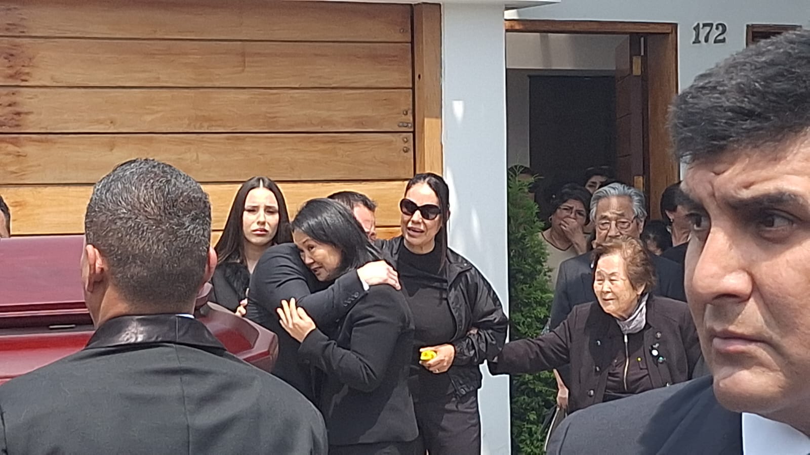 Kenji, Keiko Fujimori y familiares al borde de las lágrimas en la salida del cortejo fúnebre de Alberto Fujimori | Infobae Perú / Renato Silva