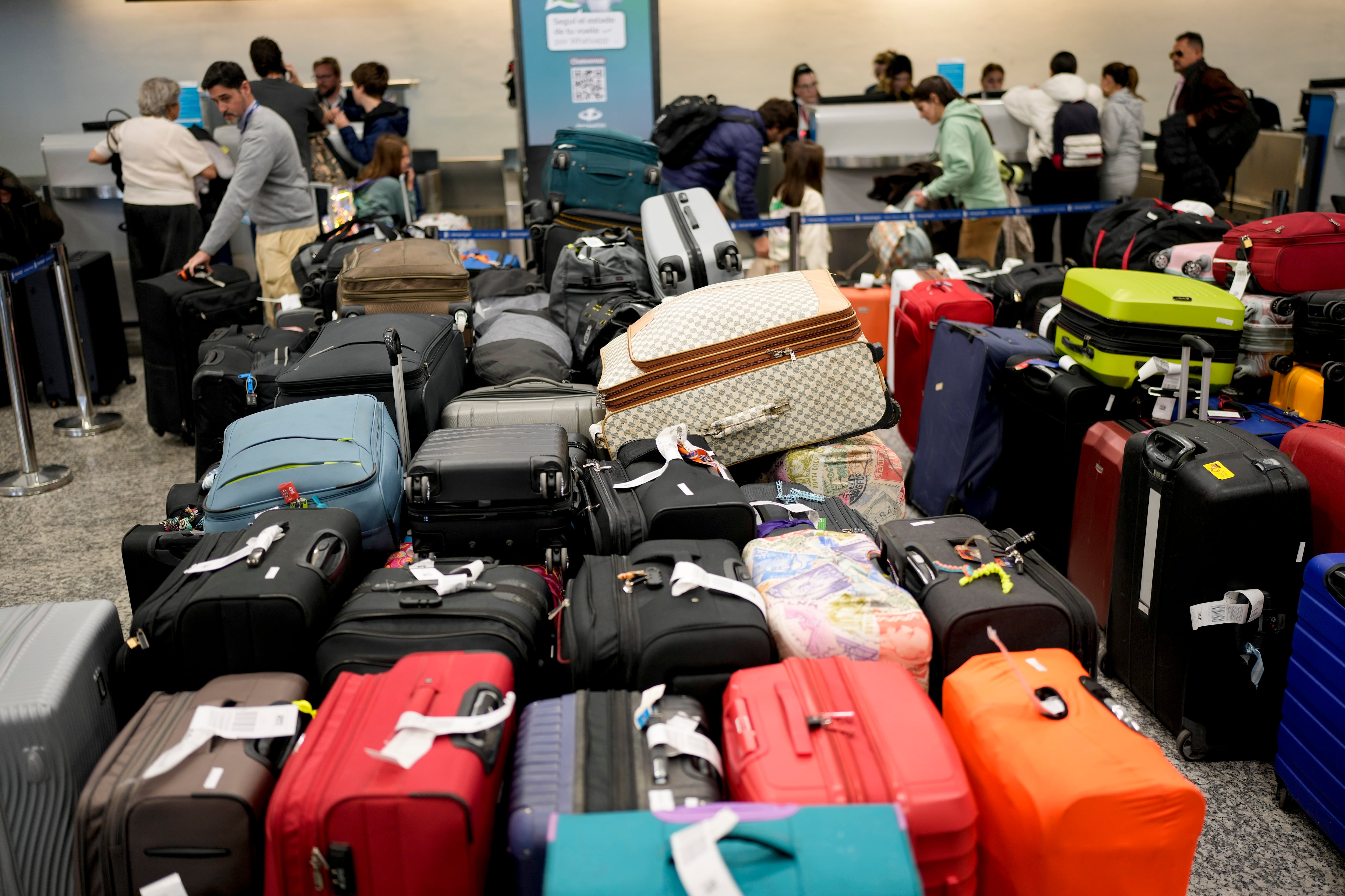 Equipaje acumulado en el Aeropuerto Jorge Newbery por el paro de los sindicatos aeronáuticos (Foto AP/Natacha Pisarenko)