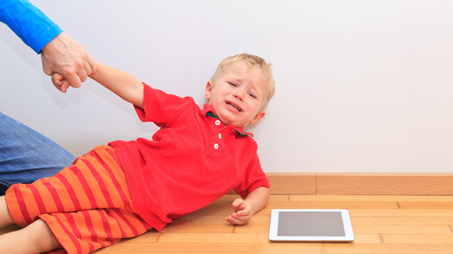 Niños sometidos a alienación parental pueden experimentar ansiedad y confusión emocional, que afectan su desarrollo emocional a largo plazo (Getty)