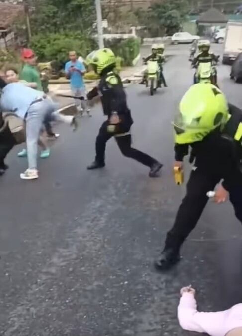 Tras recibir el impacto con la pistola taser algunos de los presentes se fueron contras los agentes de la Meval - crédito Radio Paisa Medellin/Facebook