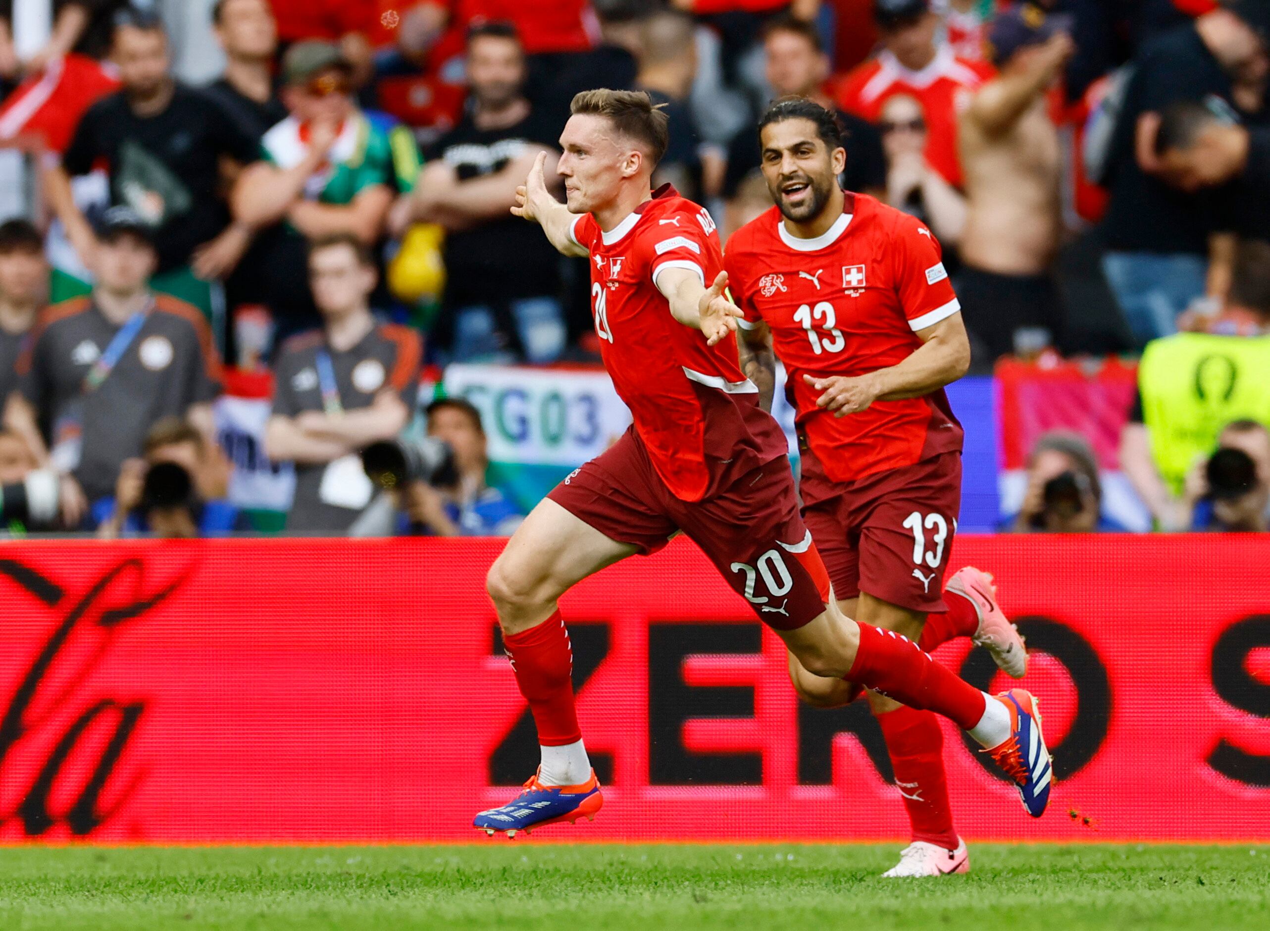 Michel Aebischer celebra el segundo gol de su selección. (Wolfgang Rattay/Reuters)