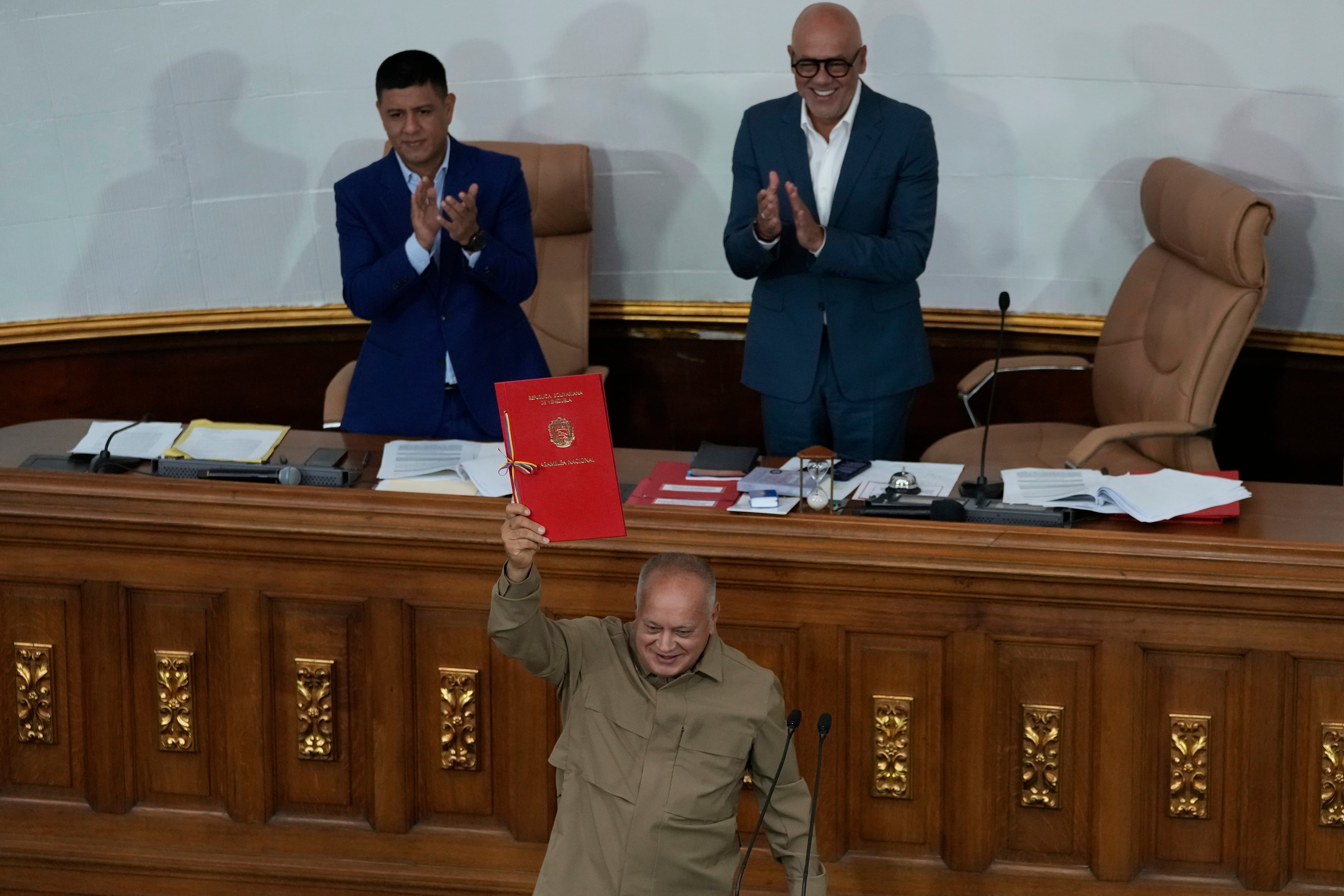 Esta ley fue planteada en enero de 2023 por el poderoso dirigente chavista Diosdado Cabello, quien acusó a más de 60 ONG de “desestabilizar” el país (AP Foto/Ariana Cubillos)