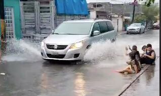 “Sólo quiero ser uno de ellos”: niños se hacen virales en TikTok por jugar con el agua de inundaciones en Monterrey