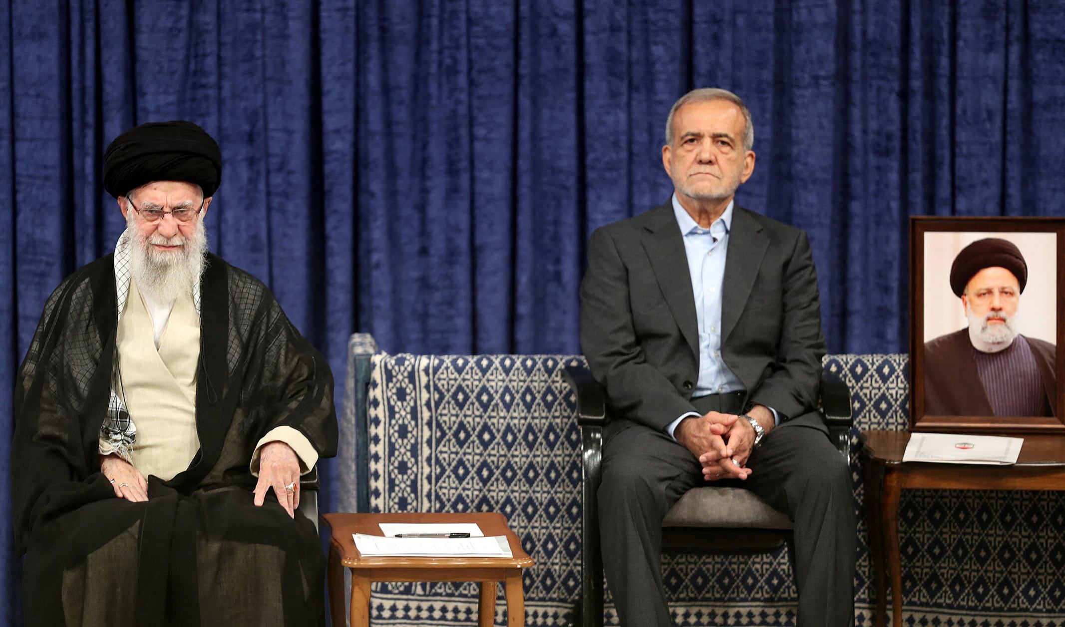 El Ayatolá Ali Khamenei junto a Masud Pezeskhian  (West Asia News Agency)/Handout via REUTERS)