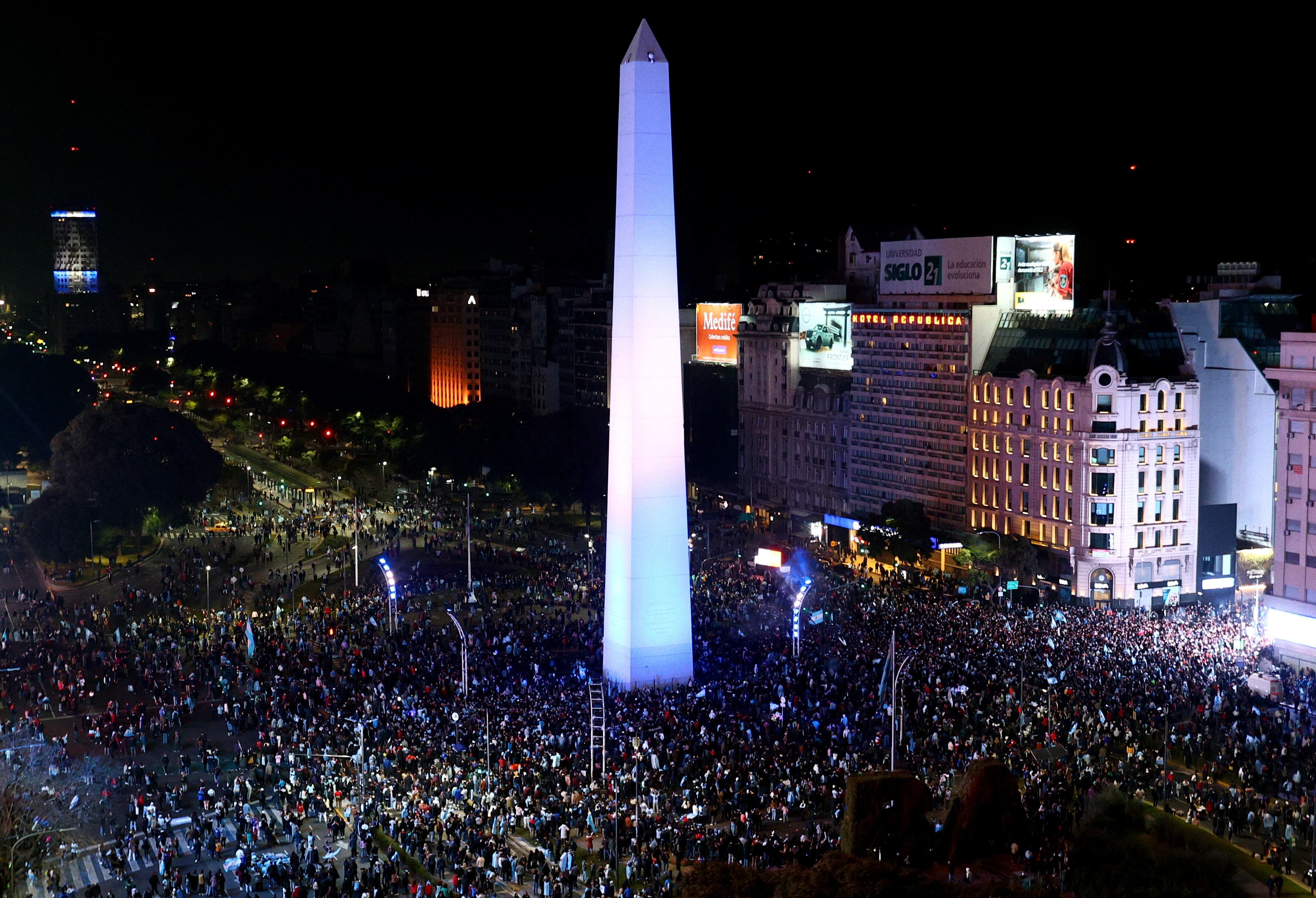 Más y más hinchas argentinos continuaban llegando al Obelisco entrada la madrugada