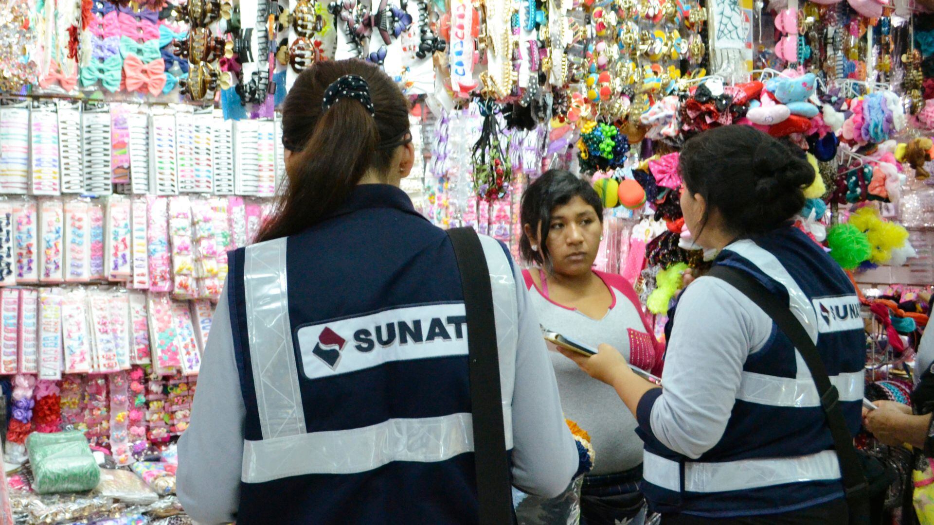 Trabajadores de Sunat en negocio