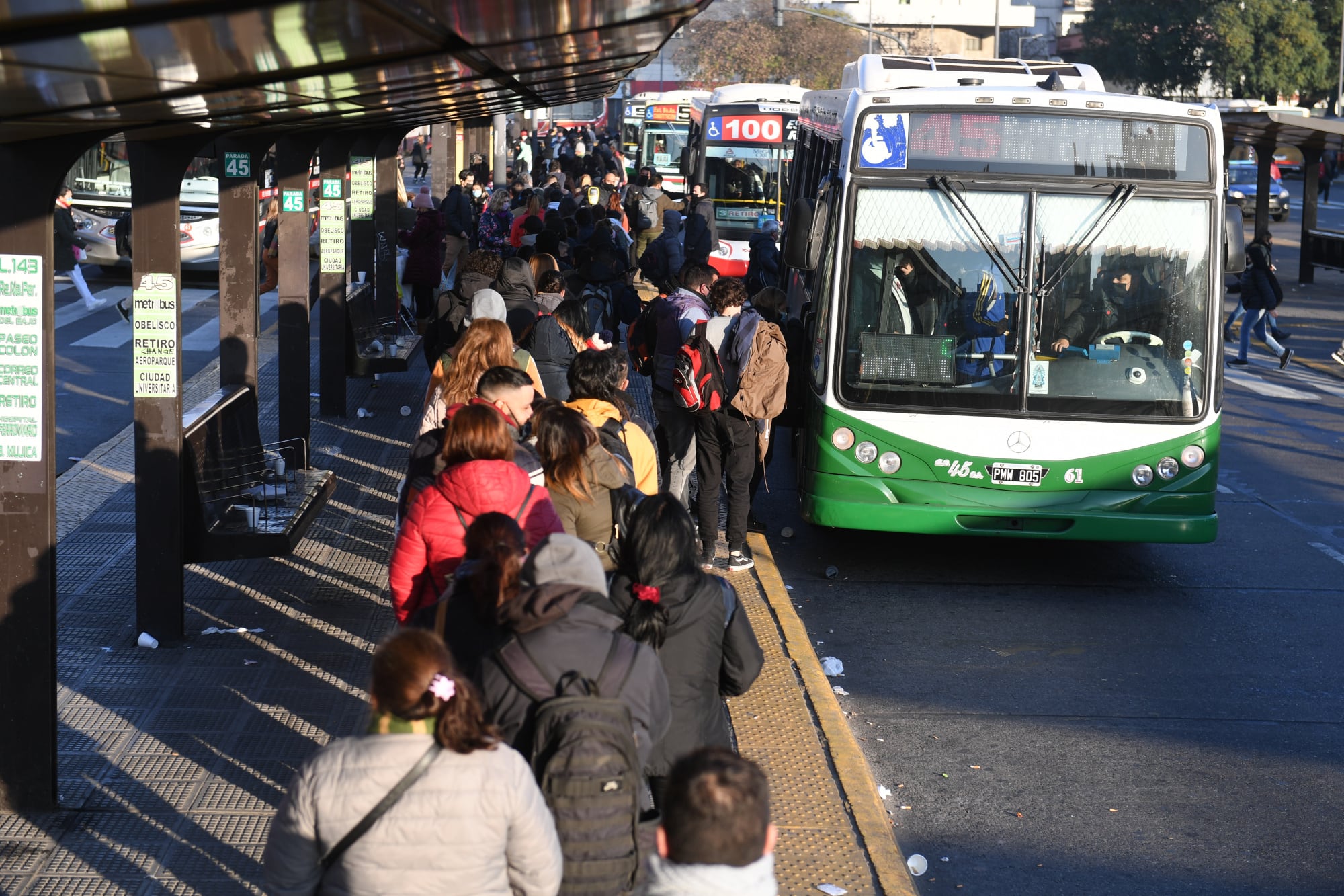 Largas filas y demoras para viajar en colectivo en el AMBA