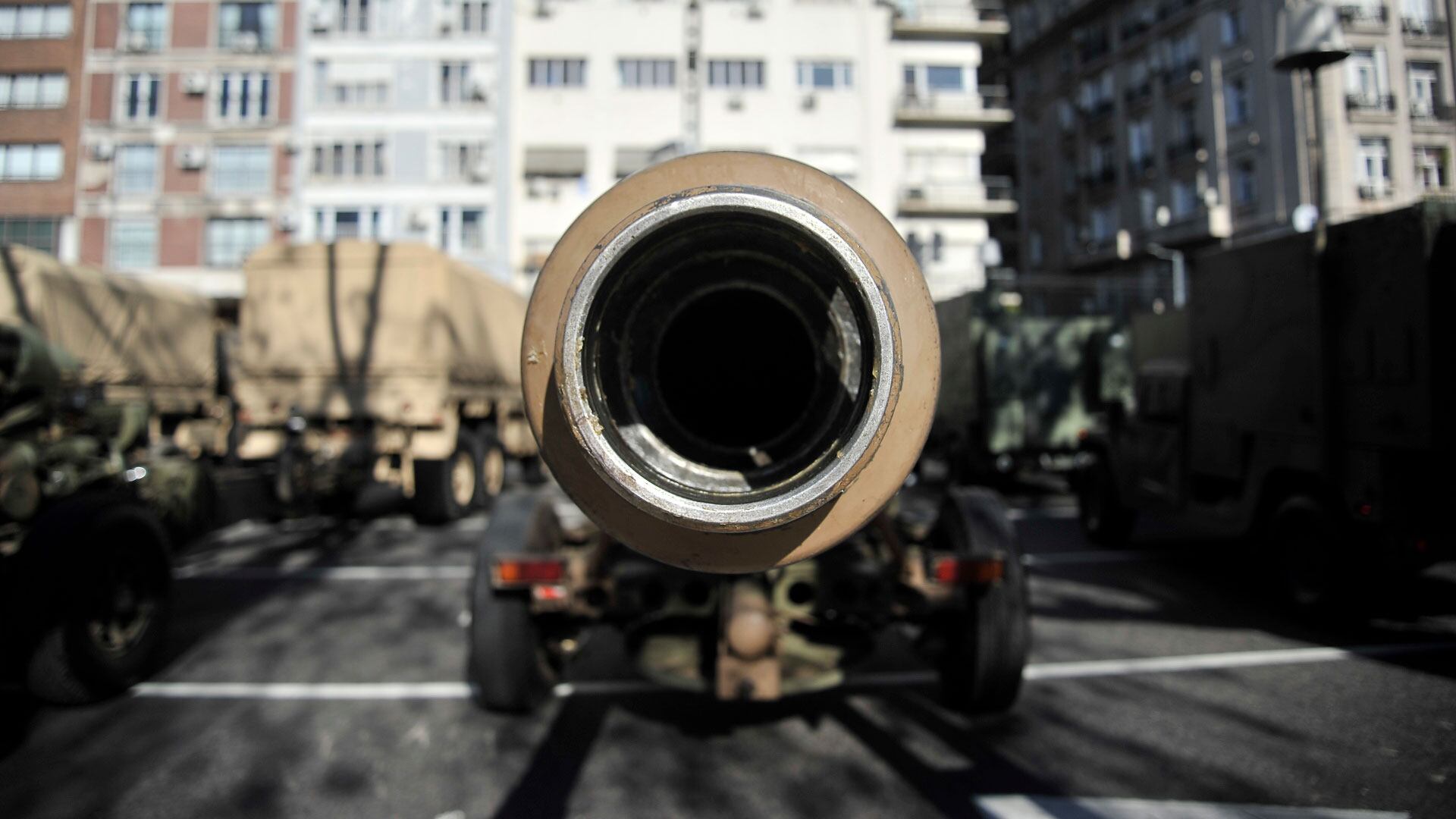 Desfile militar por el 9 de Julio