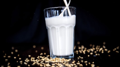 Qué pasa si solo tomo leche vegetal: la OMS alerta sobre el peligro de esta nueva tendencia y lanza estas recomendaciones