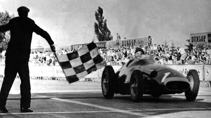 La cinematográfica hazaña de Fangio en el circuito más peligroso del mundo: así ganó su mejor carrera para lograr su quinto título en la Fórmula 1