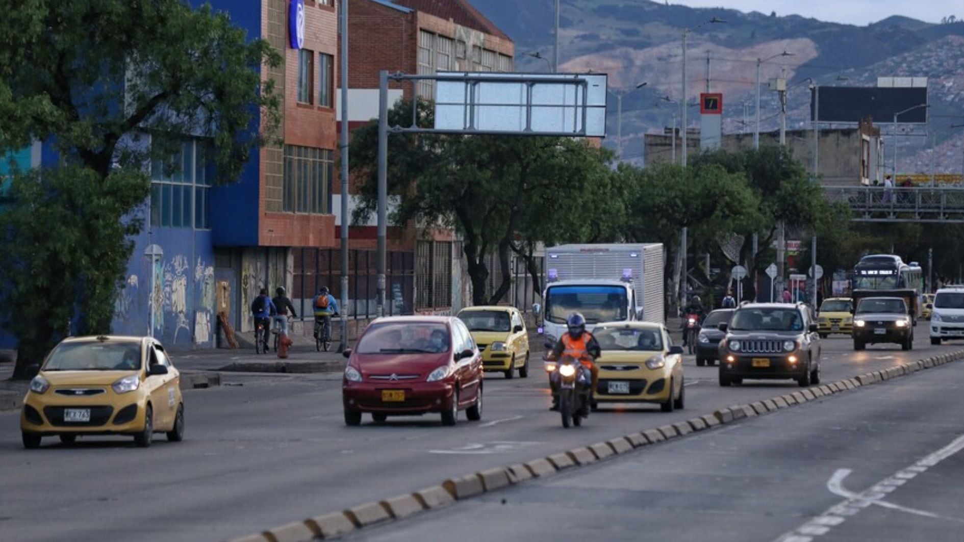 Debido a que se esperan lluvias intensas en varios puntos de Bogotá, se aconseja a moteros, conductores y biciusuarios movilizarse con precaución - crédito Camila Díaz/Colprensa